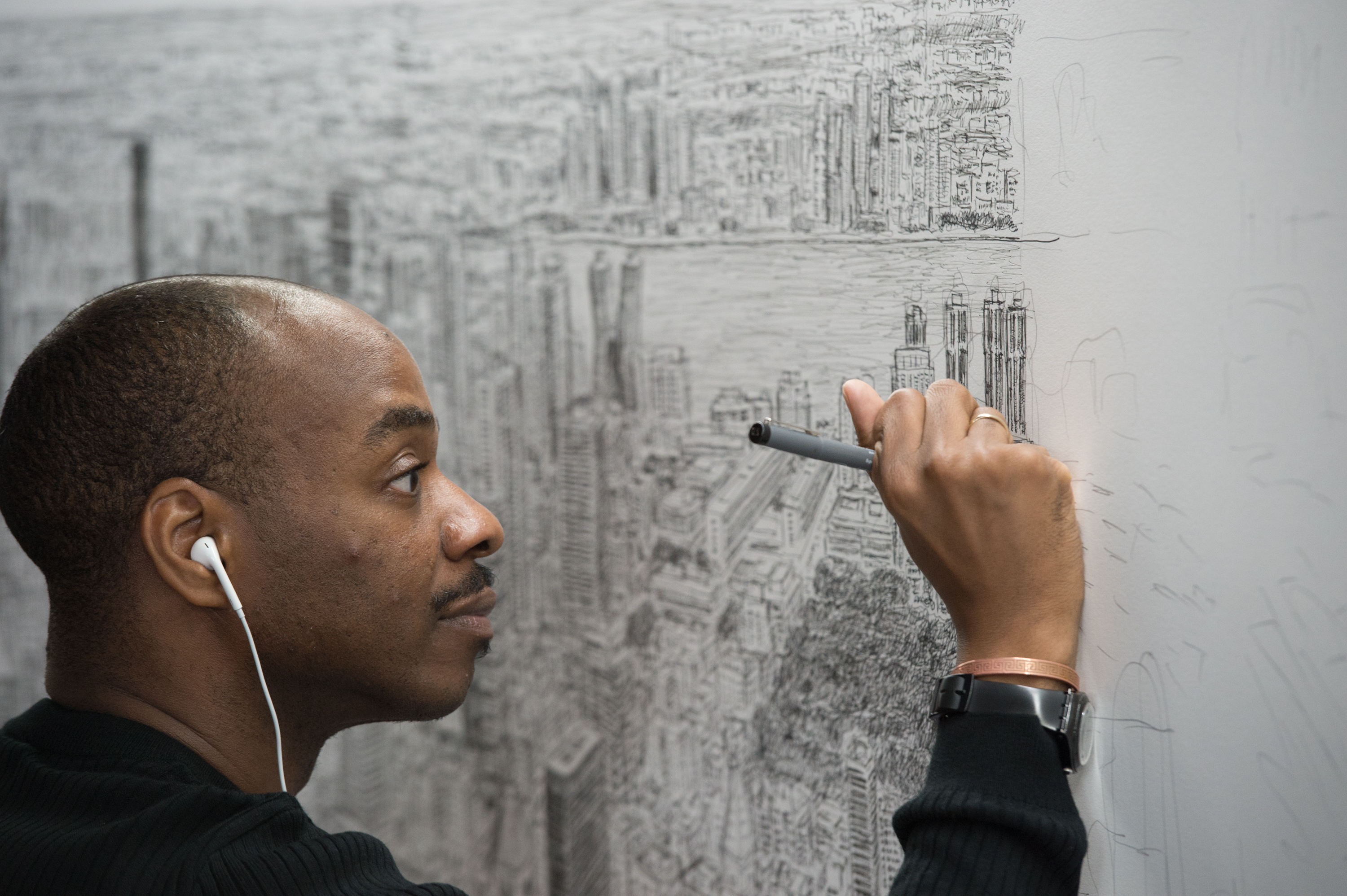 擁有「照相式記憶」的藝術家Stephen Wiltshire在達直升機流覽曼哈頓上空後，可憑記憶畫出紐約市全景。（東方IC）