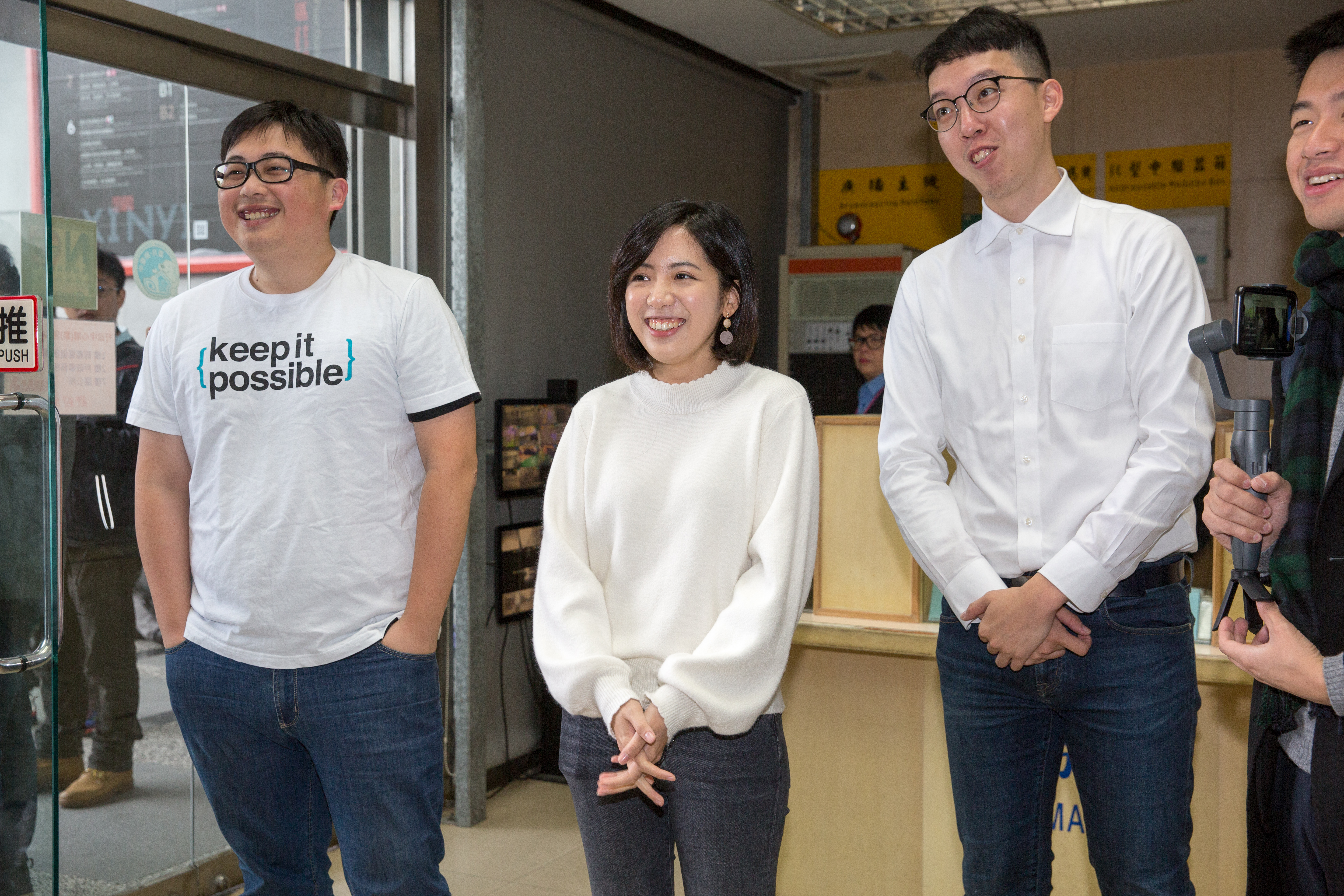  「學姐」黃瀞瑩（中）與「小牛」柯昱安（右）都與主跑柯文哲的電視台記者傳出戀情。