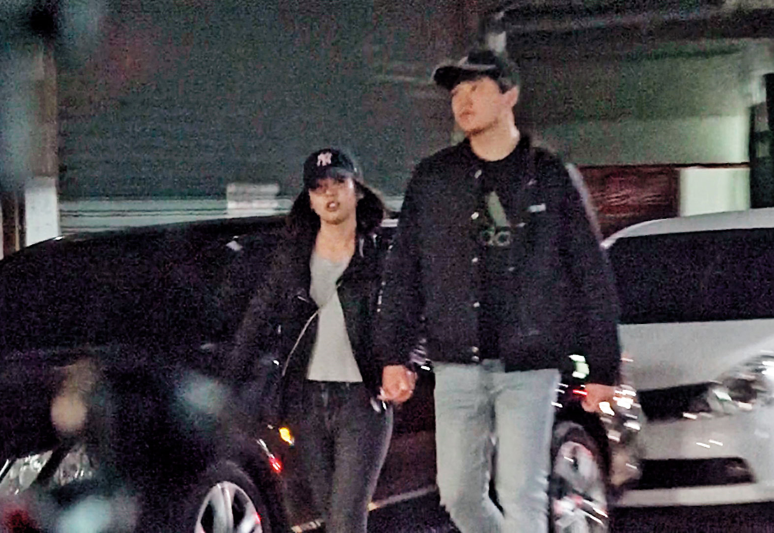 11月8日17:40，遠離城市喧囂，學姐與男友在頭城大街卸下心防，連口罩都不戴就在大街上牽手覓食。