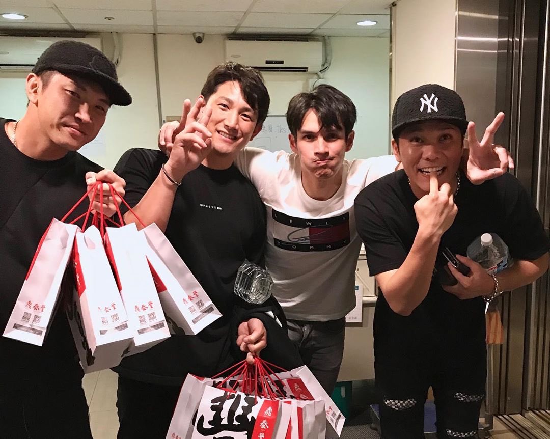 坂本勇人（右）目前效力日本職棒巨人隊，也常來台比賽，並與旅日棒球好手陽岱鋼（右2）交情不錯。（翻攝日本Twitter）