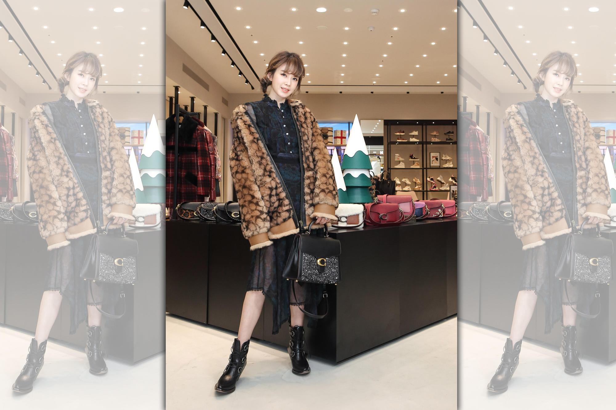 Melody出席COACH冬季Sheraling展示會。Shearling連帽外套 NT$ 92,800、Kaffe Fassett 印花長版連身裙 NT$35,800、Tabby 頂部提把手袋 NT$27,800、黑色綁帶鏈條短靴 NT$23,800。（COACH提供）