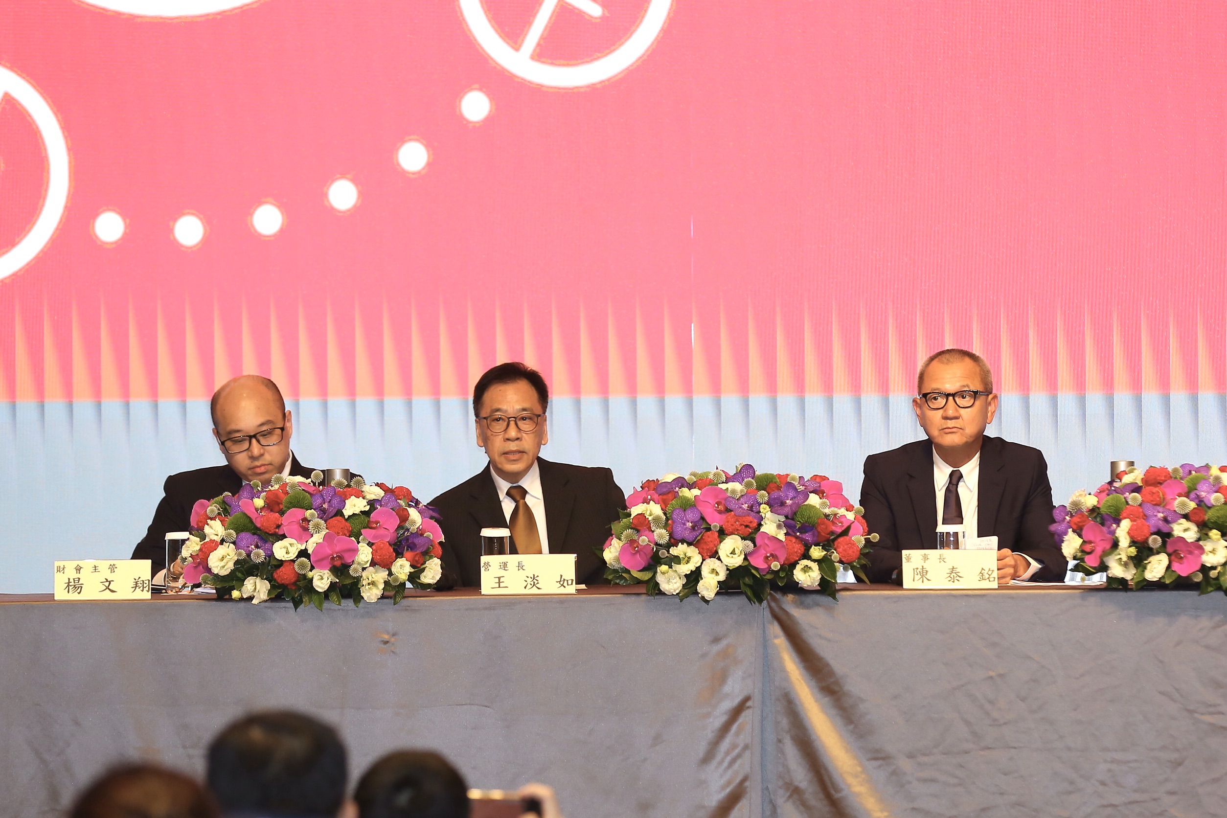 陳泰銘（右1）在記者會上到合併基美的關鍵。