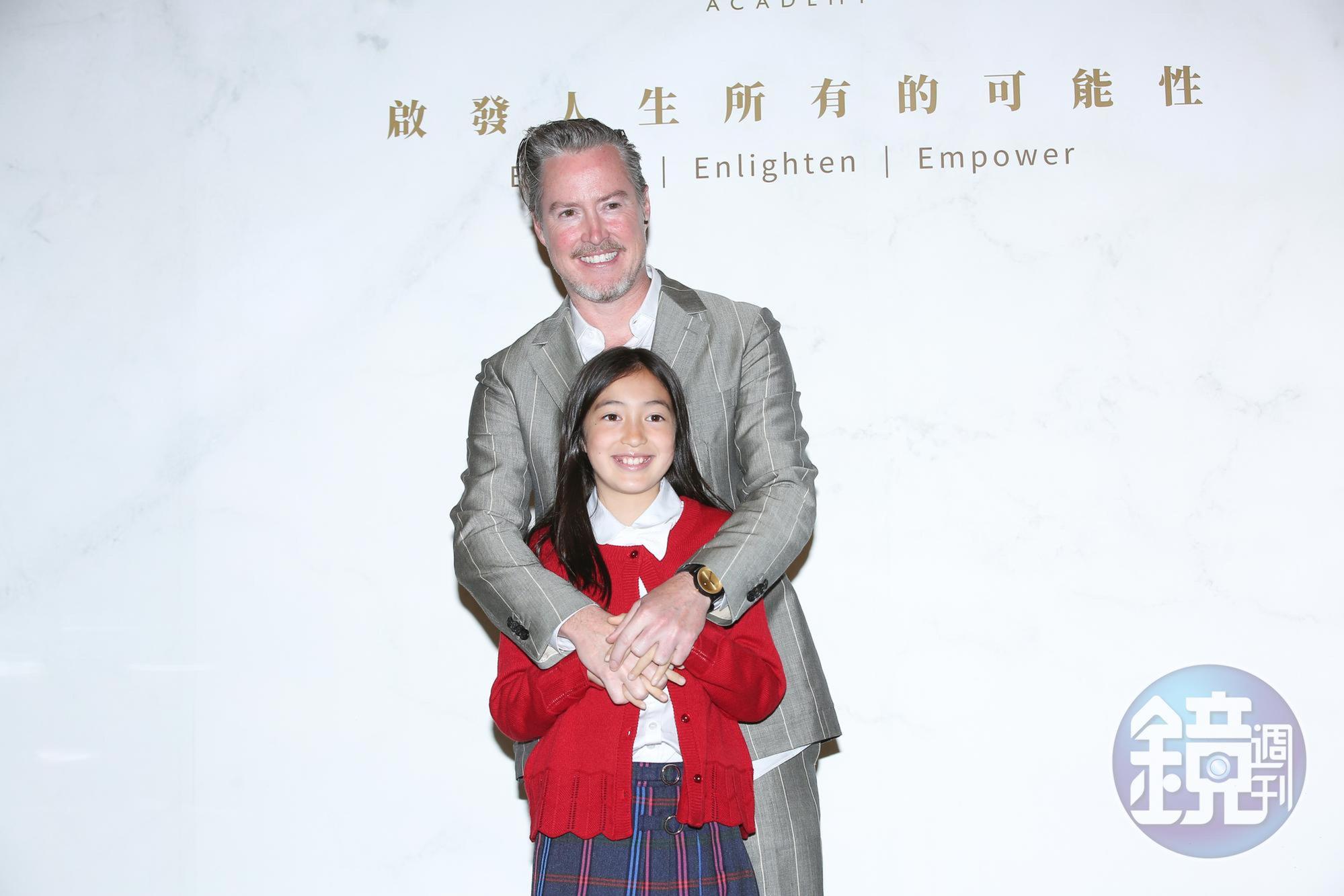 夏天長得愈來愈像黃嘉千，雖然夏克立說女兒沒有以前那樣黏他，父女倆感情依然超甜。