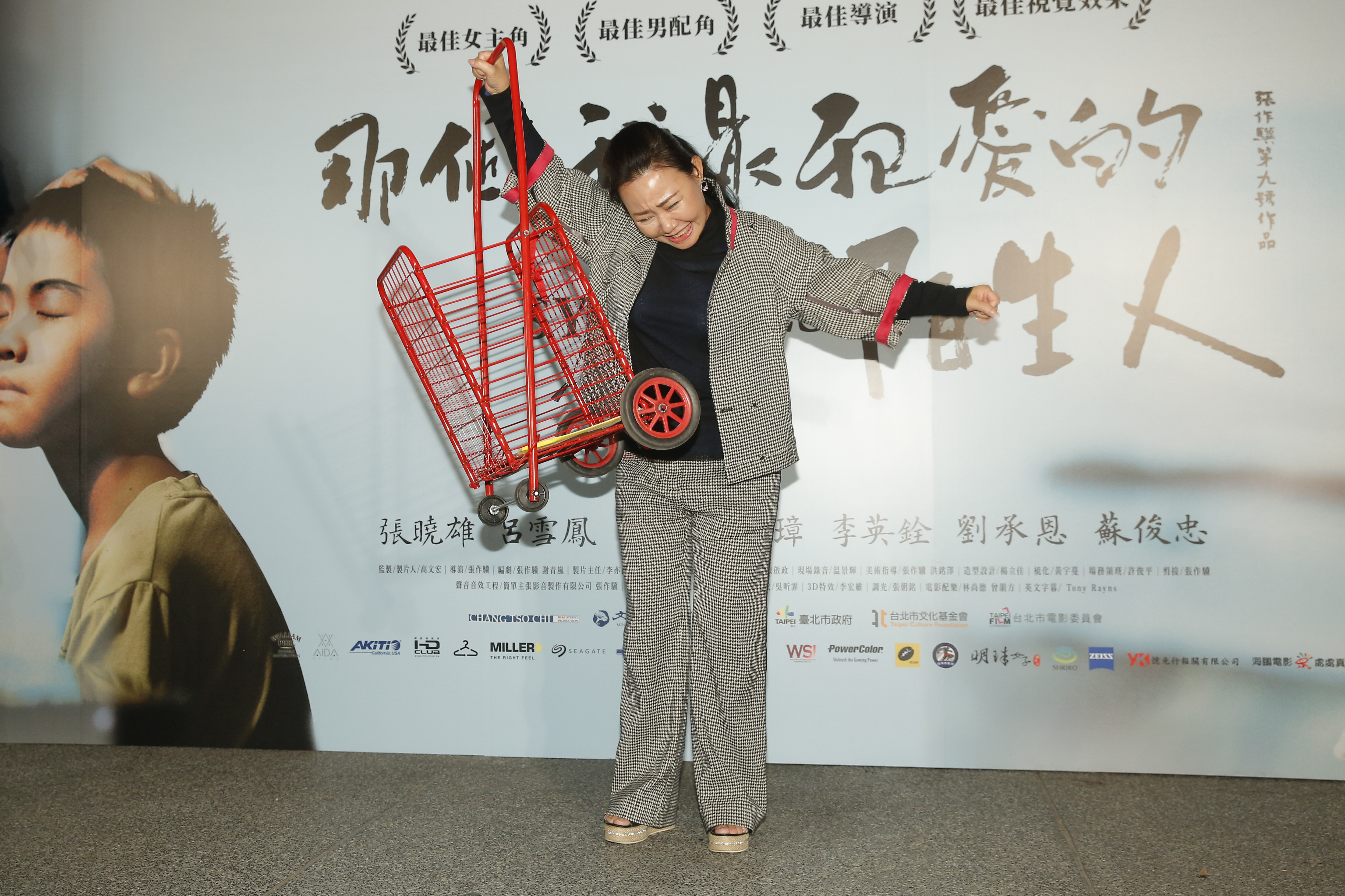 呂雪鳳重現片中失控6分鐘摔菜籃車大罵片段，笑稱經此一役，希望有廠商可以找她代言菜籃車。