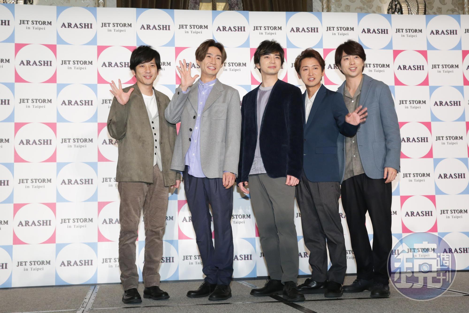 二宮和也（左）昨（11日）與嵐成員閃電訪台。