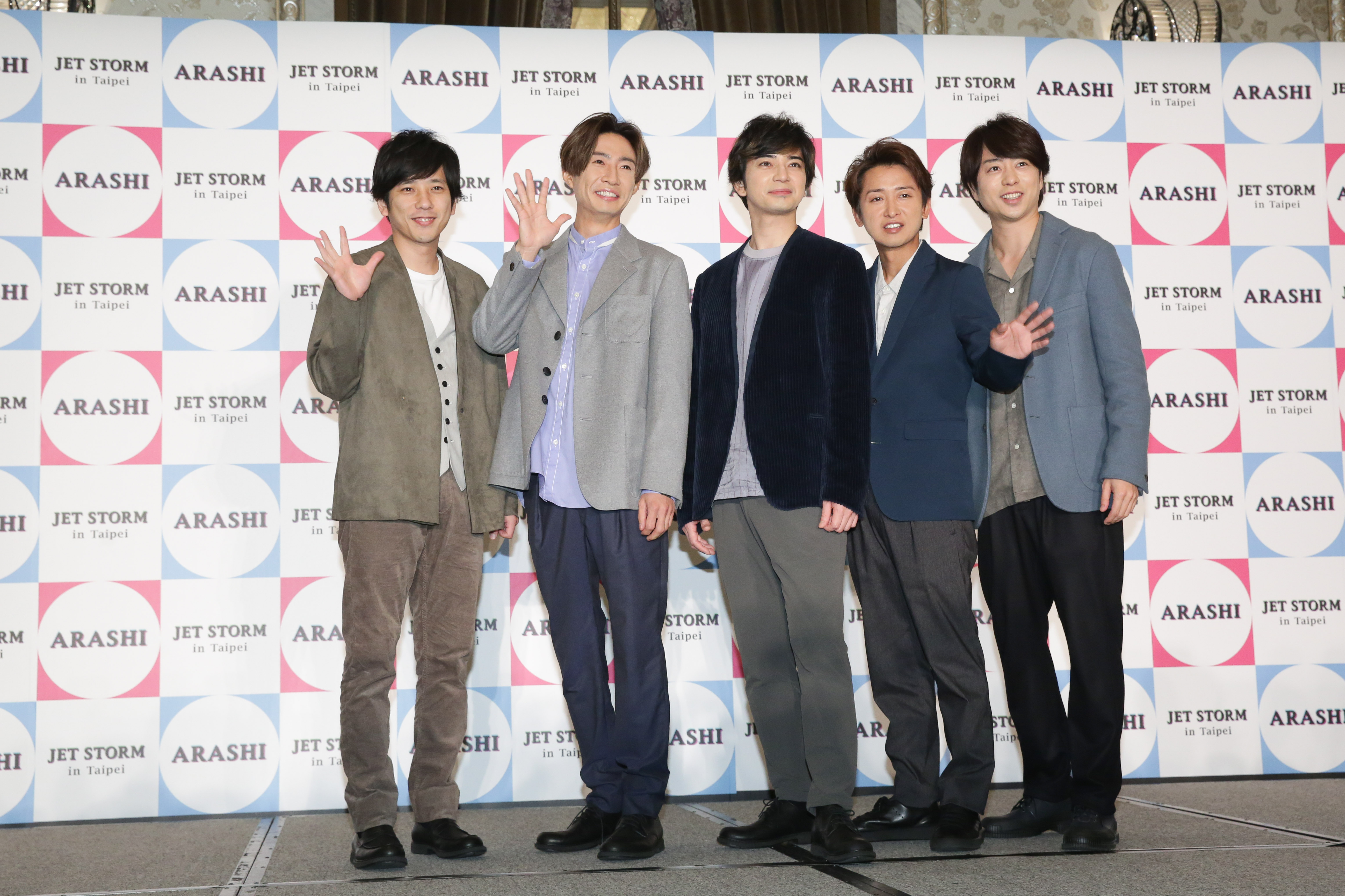 二宮和也（左）昨（11日）與嵐成員閃電訪台。
