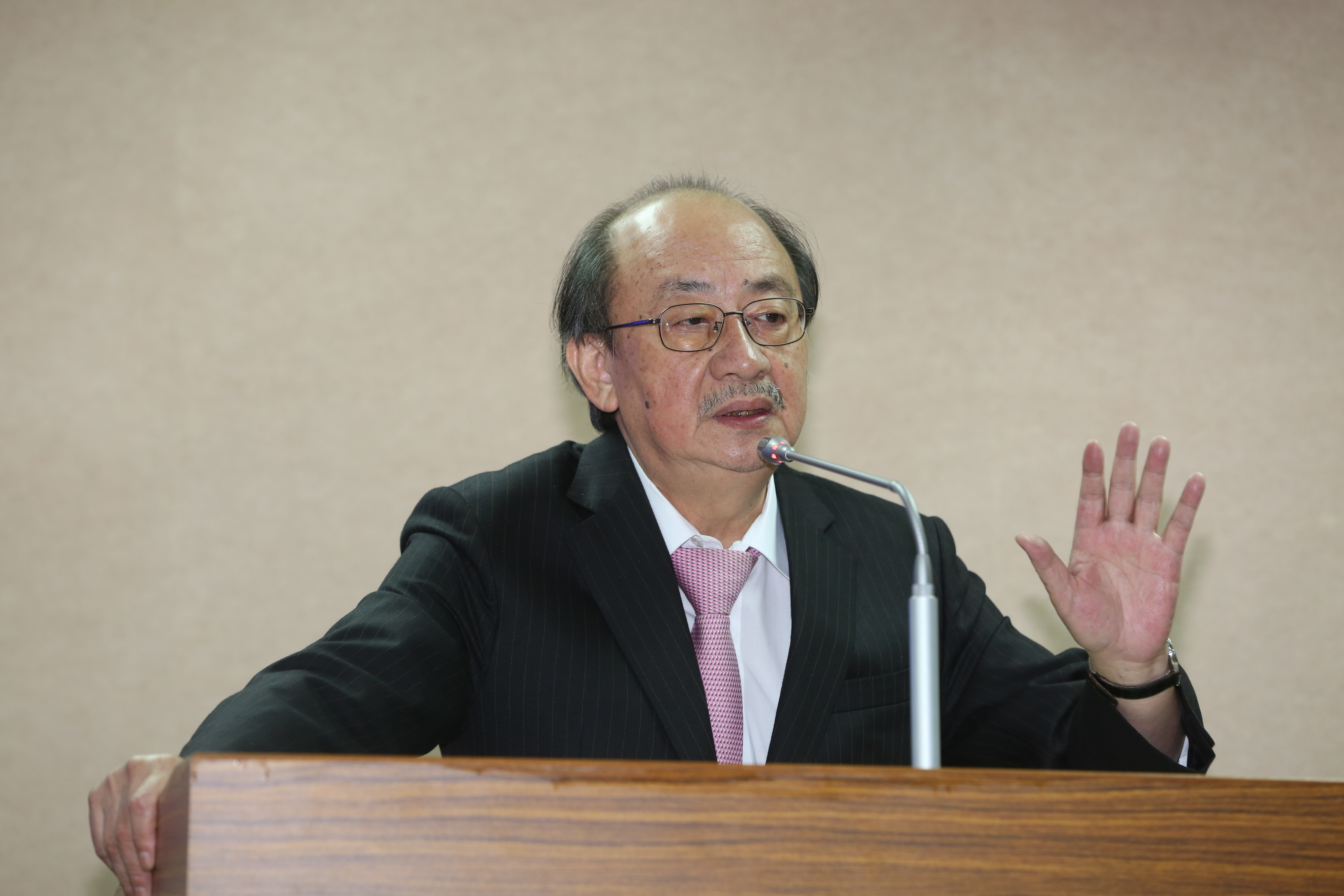 民進黨立法院黨團總召柯建銘向本刊表示，此次事件，無論委託人還是徵信業者，都已違反刑法，如果背後牽扯到境外勢力，那就「證據到哪，辦到哪」。（本刊資料照）