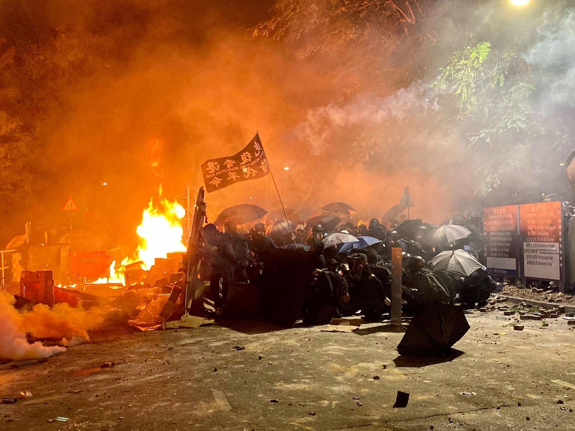 香港反送中抗爭衝突又再度升高,近日校園更成了警方肆虐的戰場,其中香港中文大學最為激烈。(翻攝自譚蕙芸粉絲專頁)