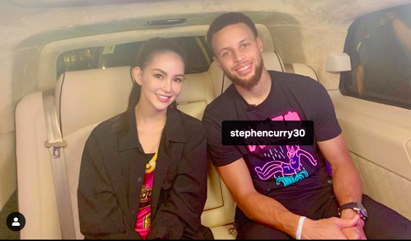 昆凌與球星柯瑞一起上陸綜《漫游NBA》，之前昆凌就貼過兩人合照。（翻攝自昆凌臉書）