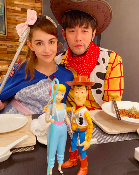 夫妻感情好，玩cosplay也是一組的，一人扮Woody，一人就扮牧羊女寶貝。（翻攝自昆凌臉書）