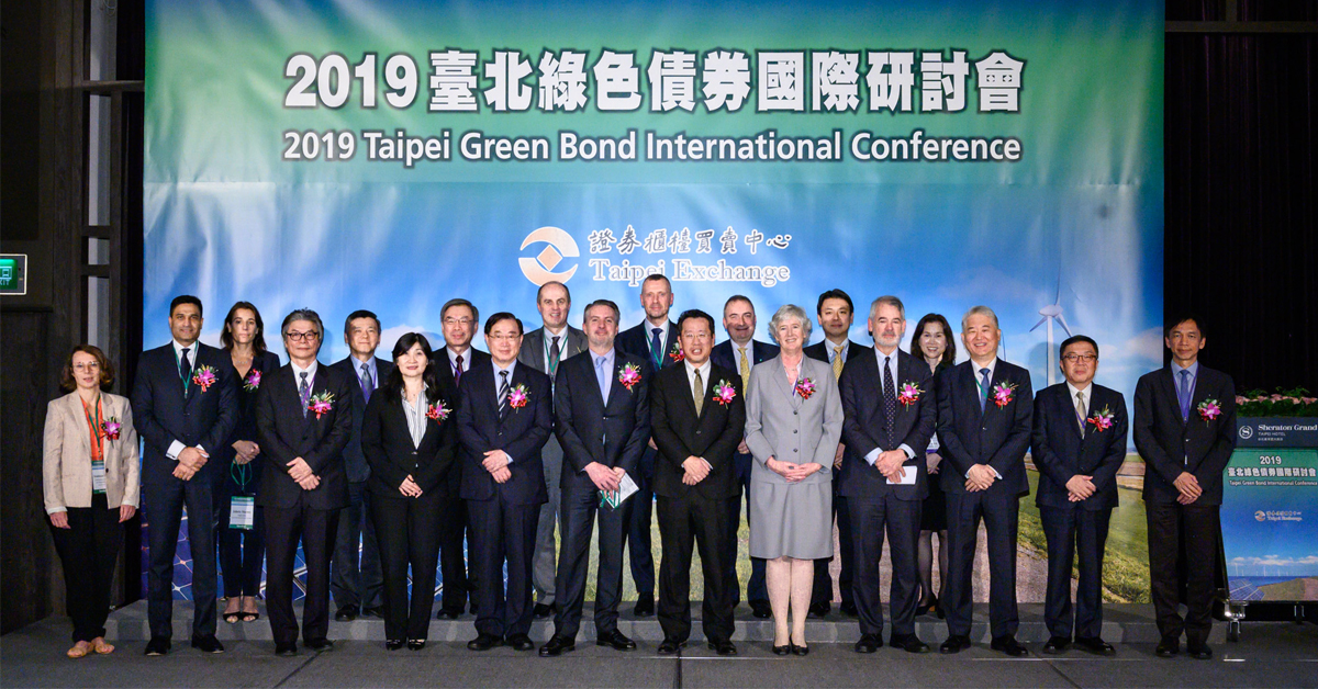 金管會顧立雄主委(右九)、英國在台辦事處唐凱琳代表(右七)、證期局蔡麗玲副局長(左六)、櫃買中心陳永誠董事長(左四)、櫃買中心李愛玲總經理(右四)及與會來賓大合照。