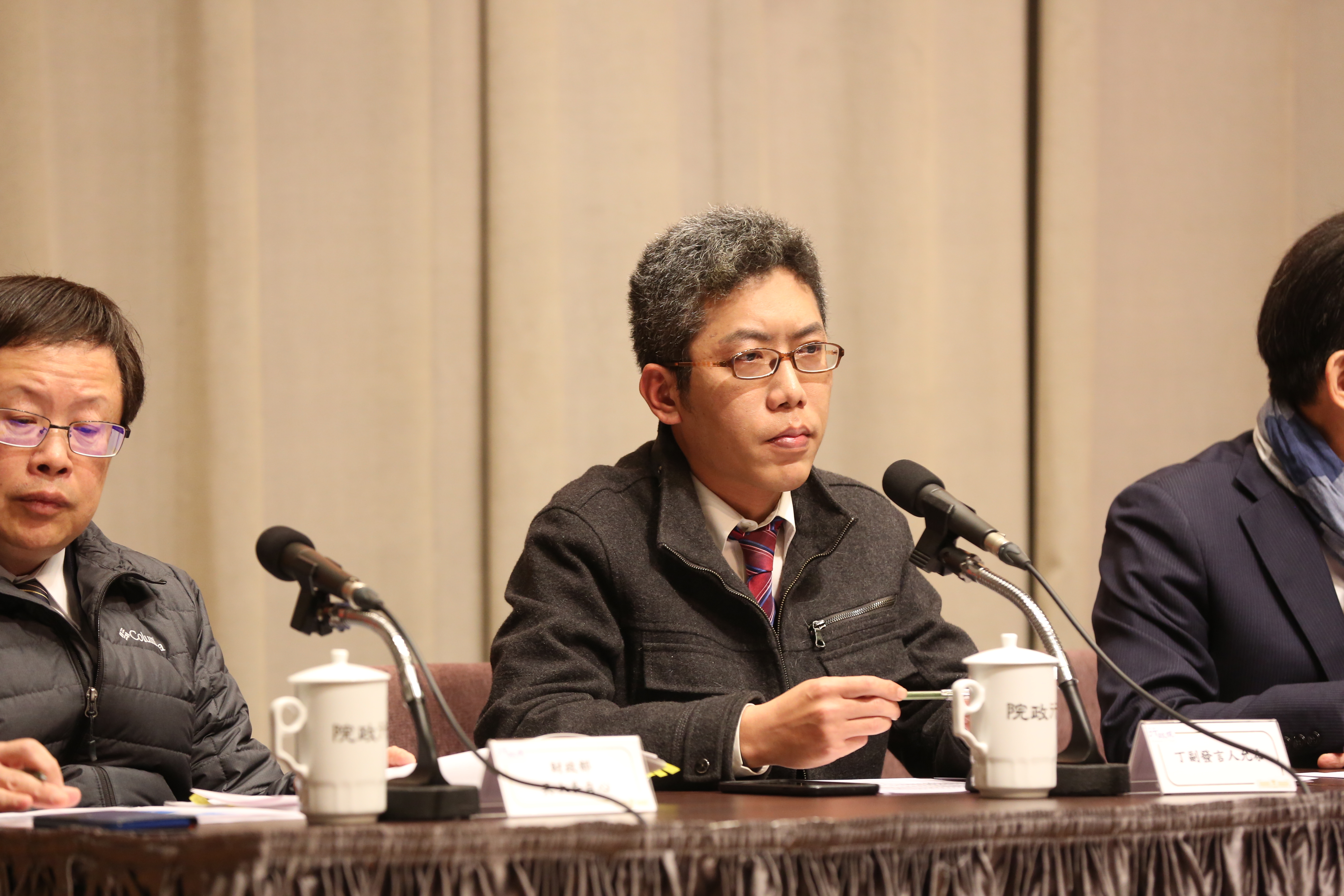 總統府發言人丁允恭（中）表示，對於境外勢力滲透，政府不會坐視不管，國安單位也會密切掌握。圖為本刊資料照。