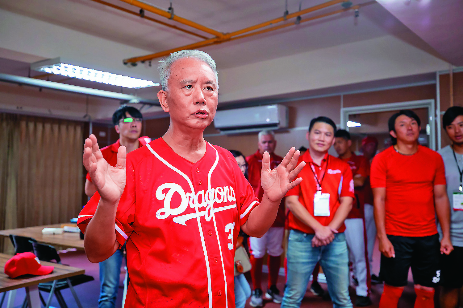 魏應充全力支持味全龍隊，至球員休息室勉勵球員。