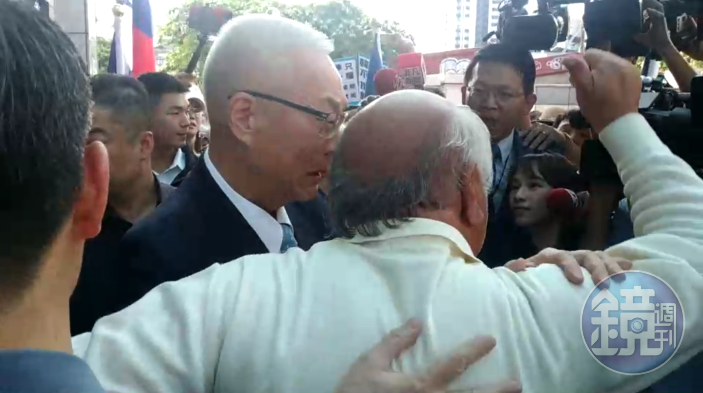 挺吳支持者在名單公布前，特地前往中央黨部替吳送暖，讓吳敦義當場哭成淚人兒。（讀者提供）