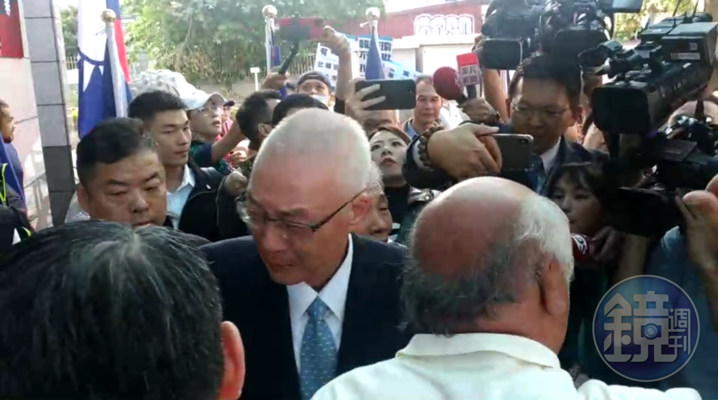 挺吳支持者在名單公布前，特地前往中央黨部替吳送暖，讓吳敦義當場哭成淚人兒。（讀者提供）