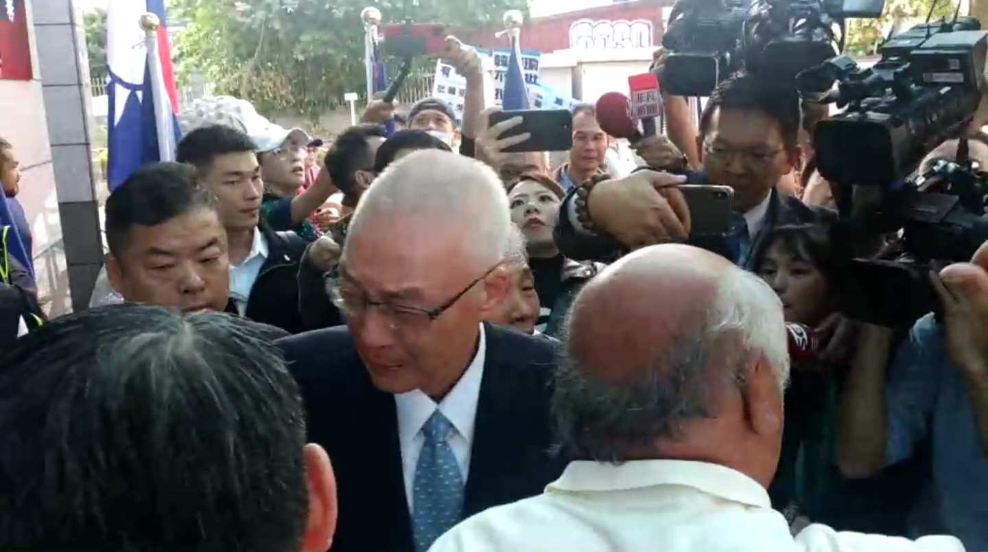 挺吳支持者在名單公布前，特地前往中央黨部替吳送暖，讓吳敦義當場哭成淚人兒。（讀者提供）