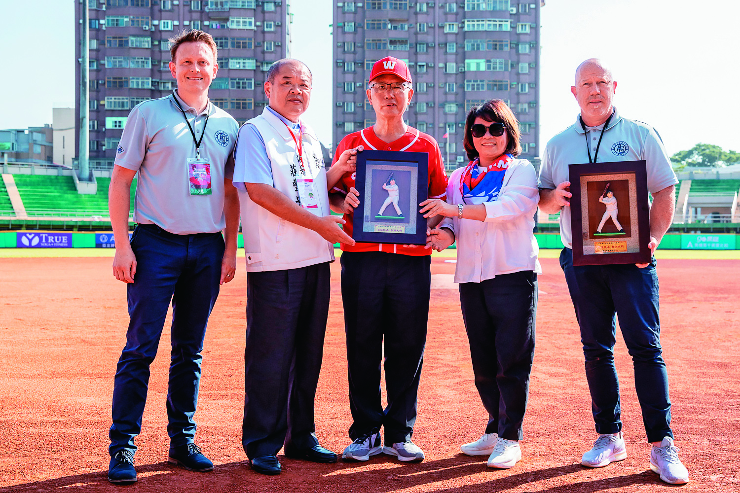 嘉義市長黃敏惠於「巨龍抵嘉」賽場致贈交趾陶。