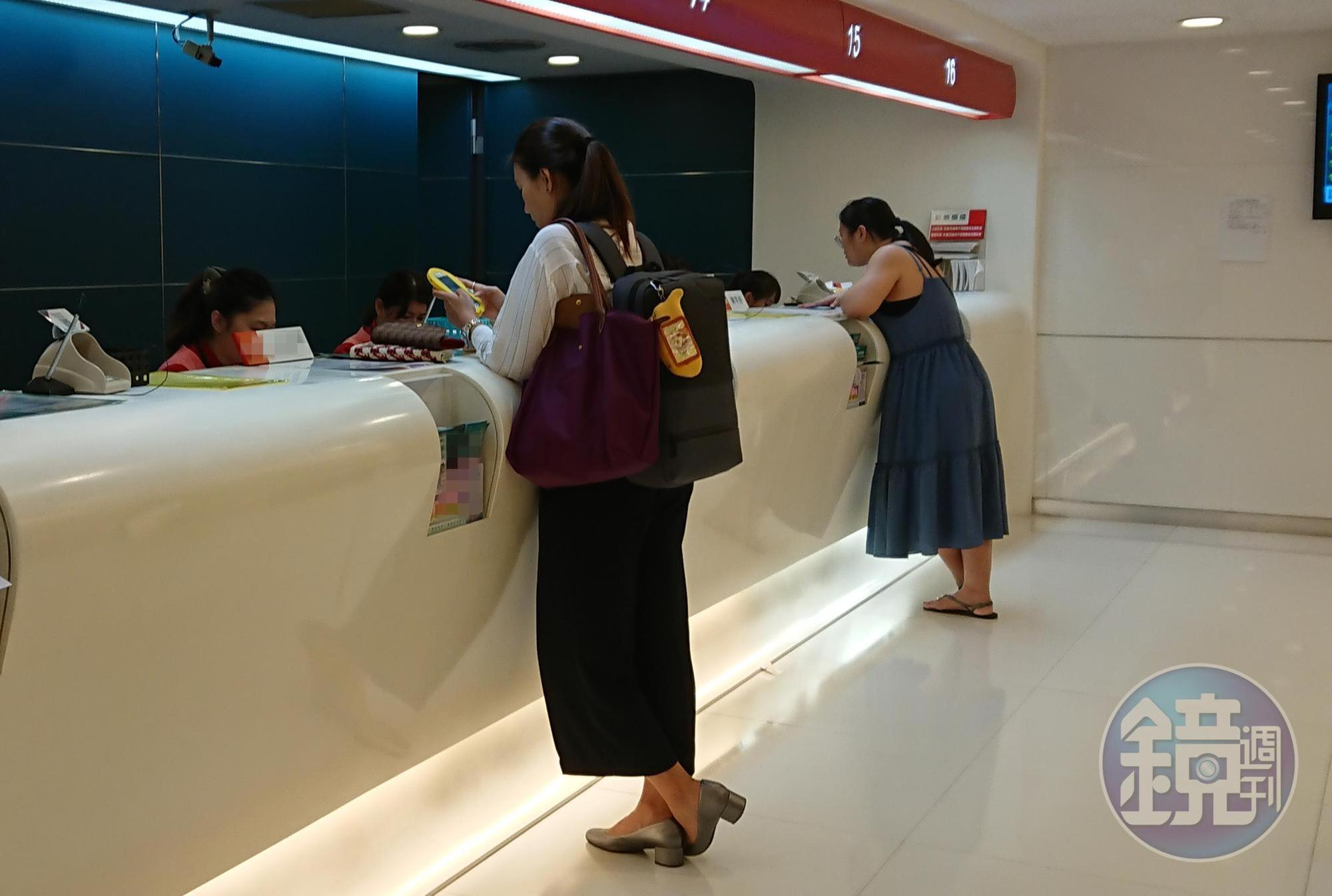 民眾換匯應循正常管道，不熟悉網銀換匯沒關係，跑一趟銀行臨櫃換匯也行。（資料照片）