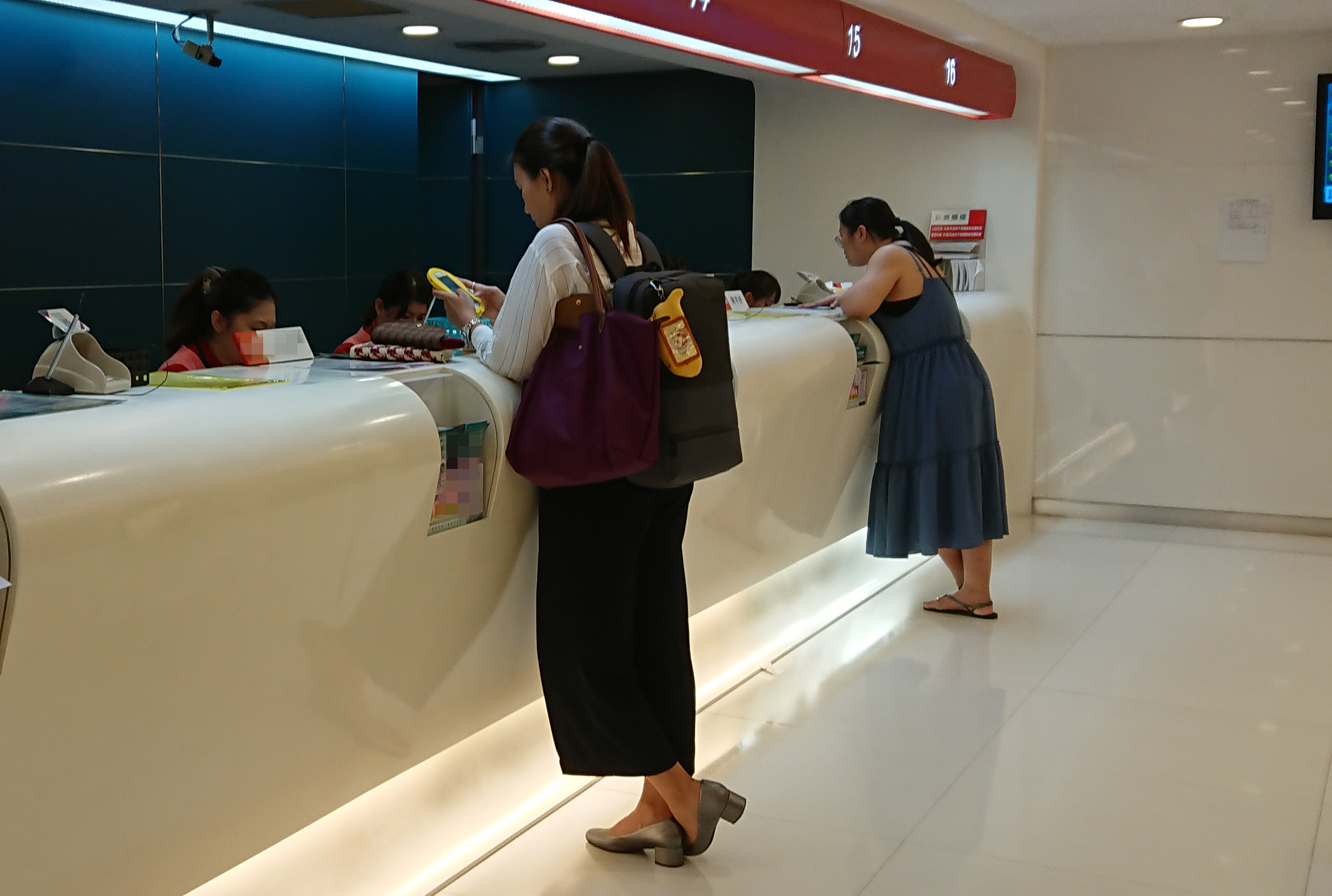 民眾換匯應循正常管道，不熟悉網銀換匯沒關係，跑一趟銀行臨櫃換匯也行。（資料照片）