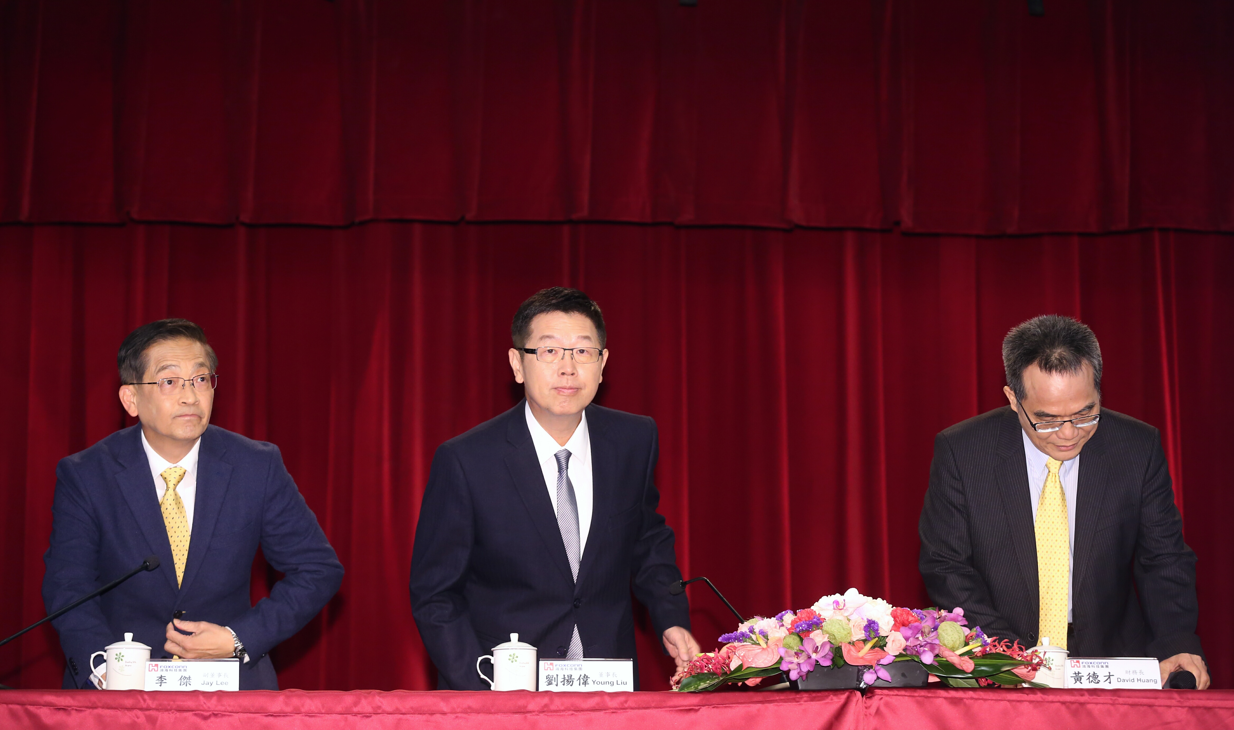 鴻海在召開法說會前對外宣布，將投資新台幣100億元，參加亞太電信的現金增資私募案。中為鴻海董事長劉揚偉。