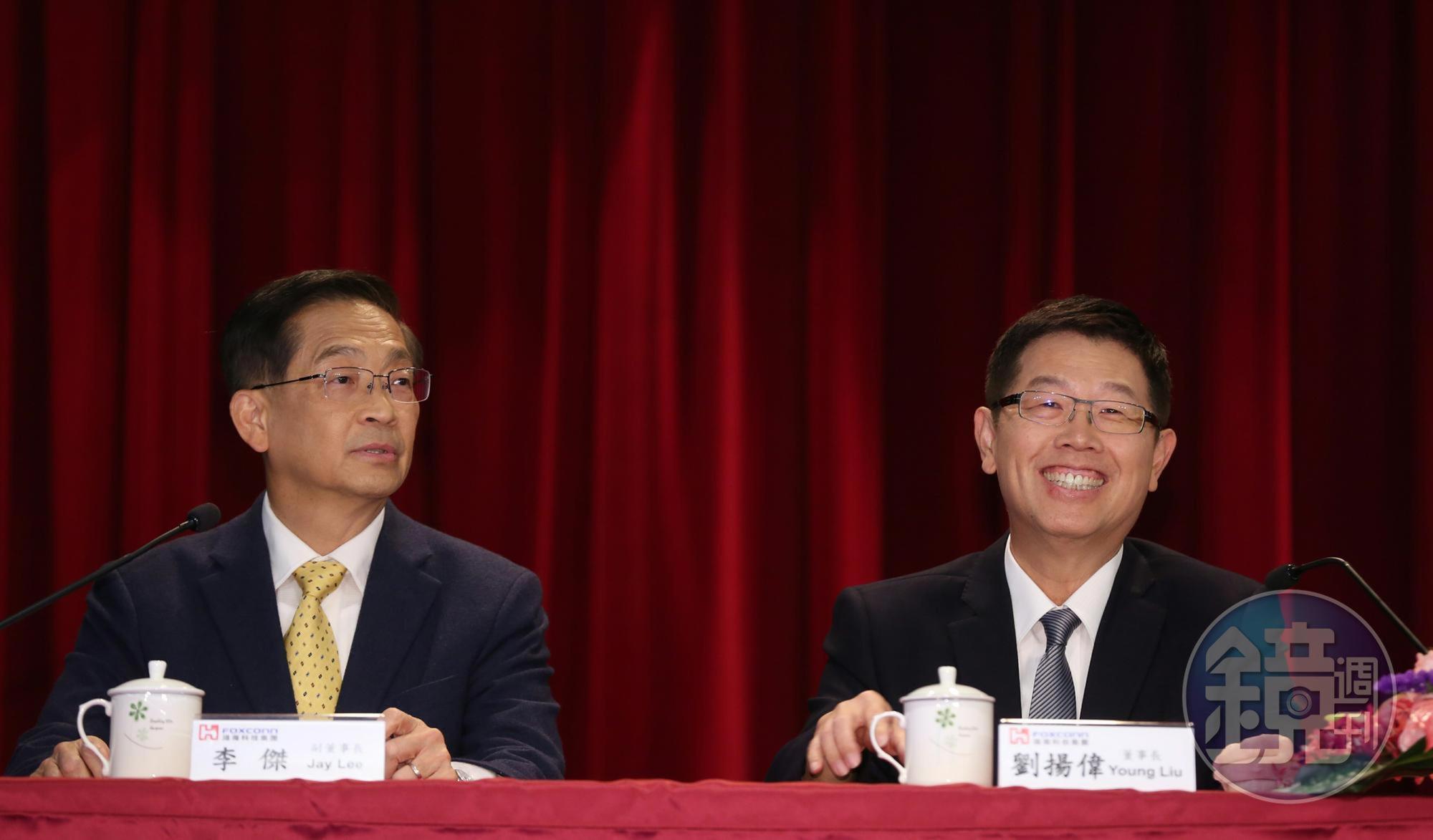 鴻海在召開法說會前對外宣布,將投資新台幣100億元,參加亞太電信的現金增資私募案。右為鴻海董事長劉揚偉。