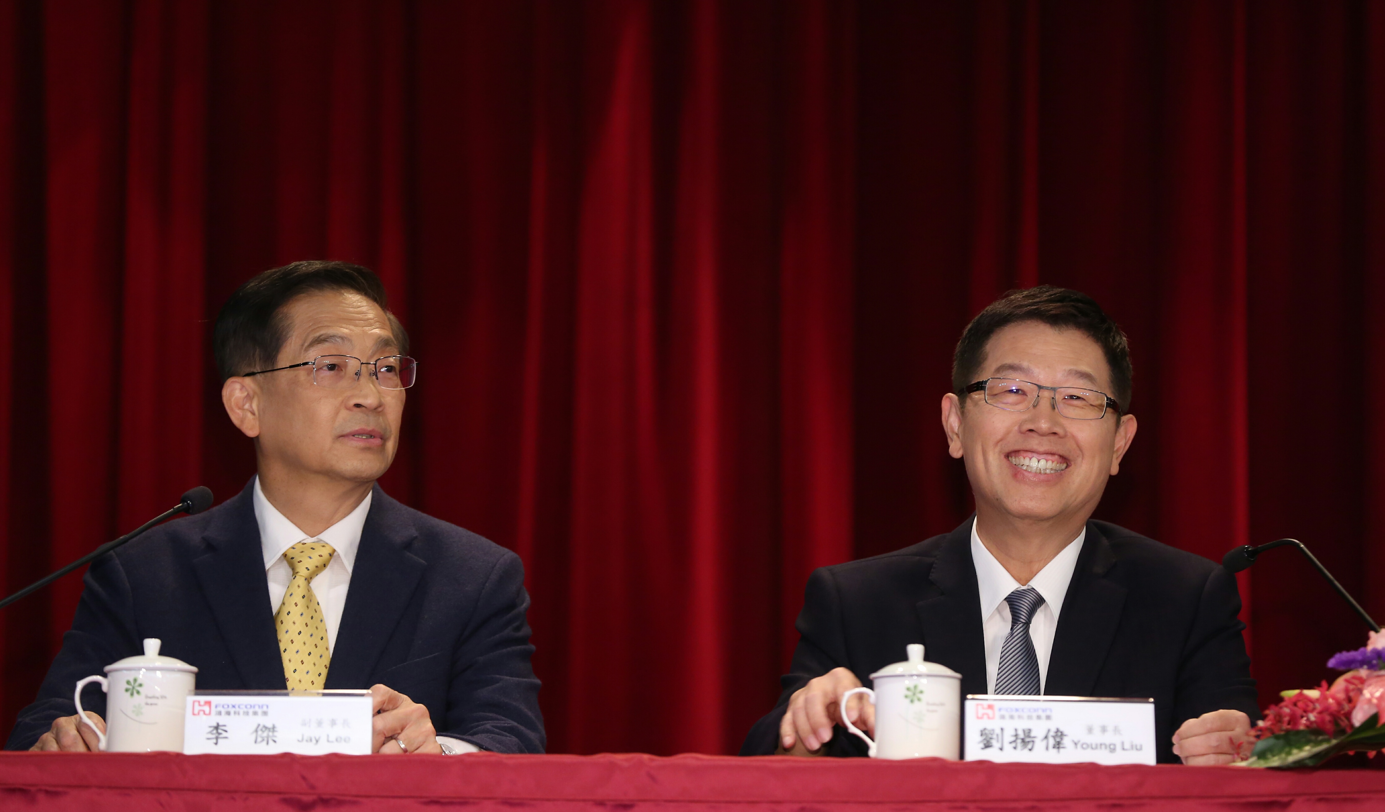 鴻海在召開法說會前對外宣布，將投資新台幣100億元，參加亞太電信的現金增資私募案。右為鴻海董事長劉揚偉。