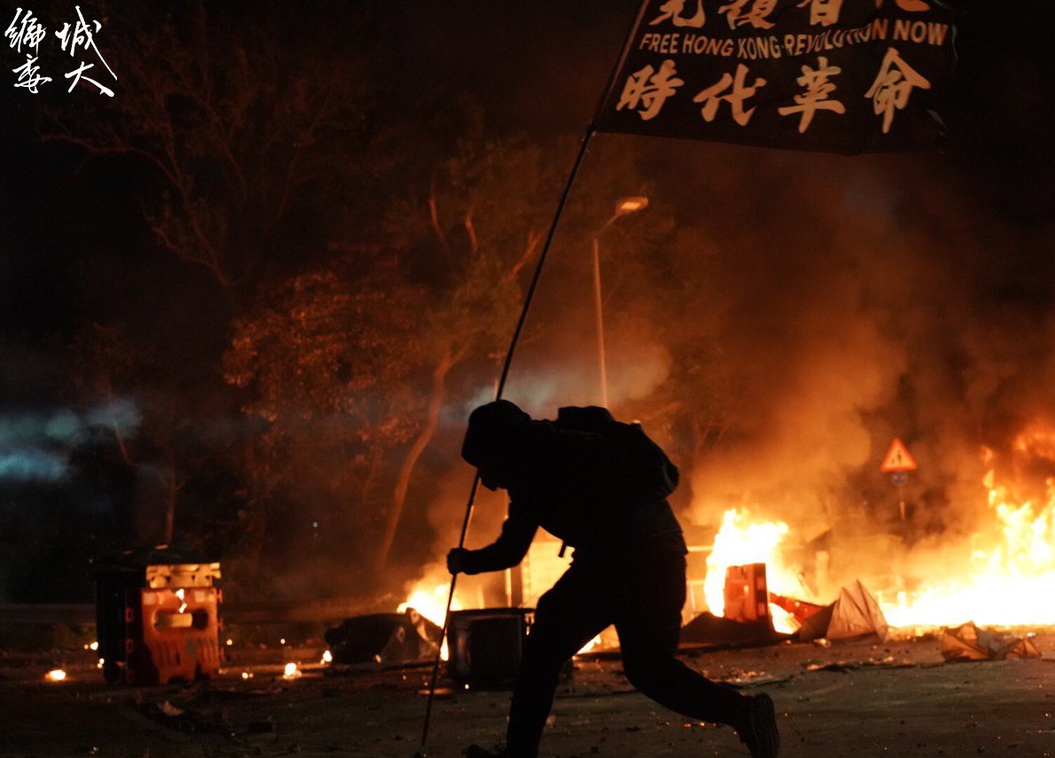 香港反送中抗爭衝突越演越烈，警方甚至衝進校園裡發射射催淚彈與橡膠子彈，中文大學最為激烈淪為「戰場」。（翻攝自香港城市大學學生會編輯委員會臉書）