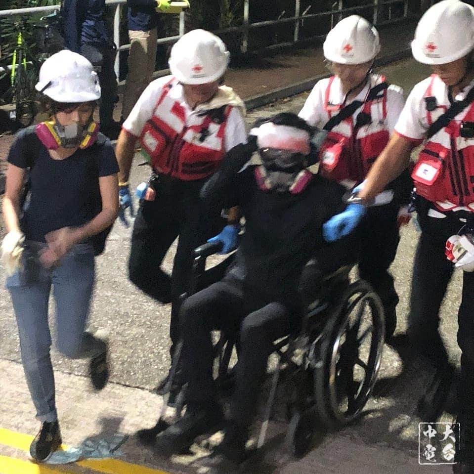 香港中文大學昨遭防暴警察闖入發射催淚彈、橡膠子彈，造成多人受傷。（翻攝自「中大校園電台」臉書）