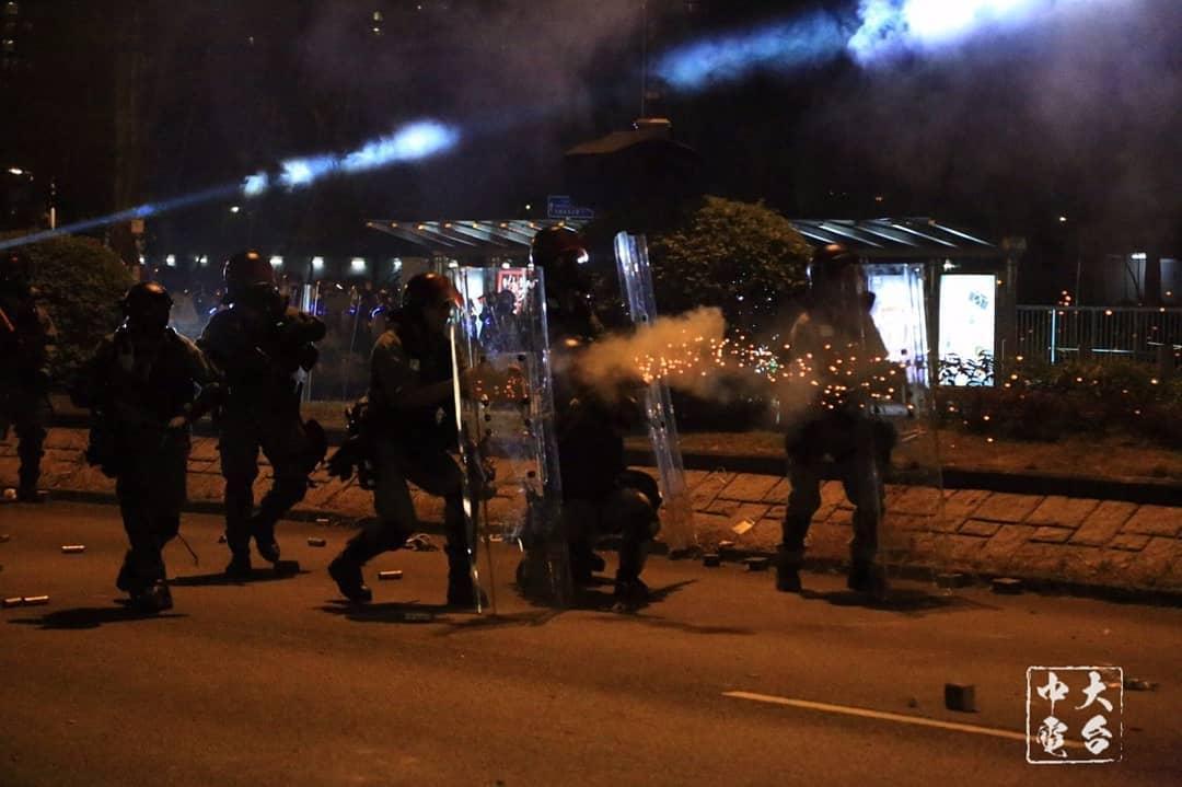 港人發起「三罷」加上警方強力鎮壓，導致全港交通幾乎癱瘓。（翻攝自「中大校園電台」臉書）