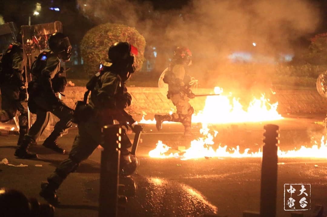 香港中文大學昨遭防暴警察闖入發射催淚彈、橡膠子彈，造成多人受傷。（翻攝自「中大校園電台」臉書）