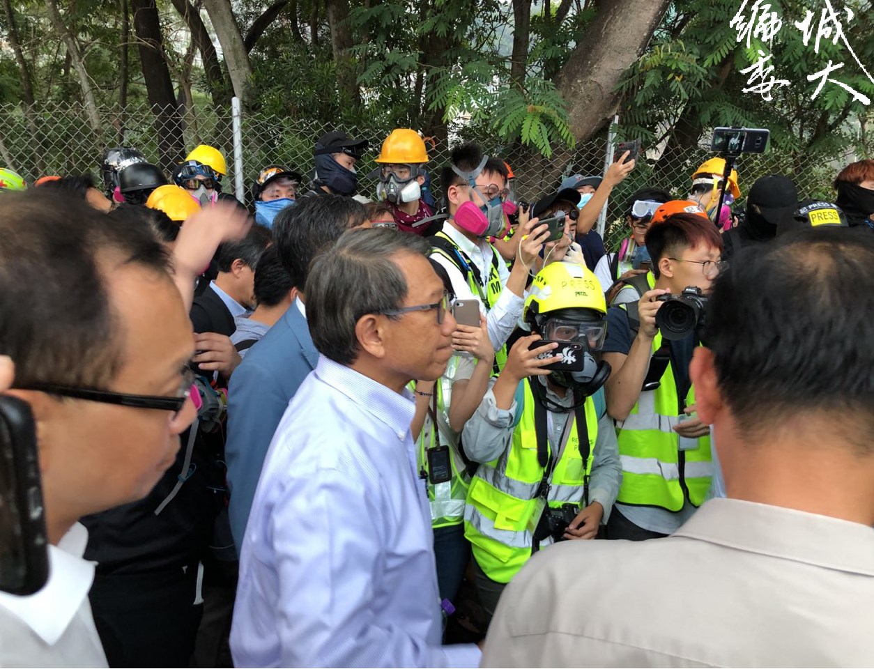 中大校長段崇智昨傍晚到達校園二號橋附近視察及了解事件。(翻攝自「香港城市大學學生會編輯委員會」臉書)