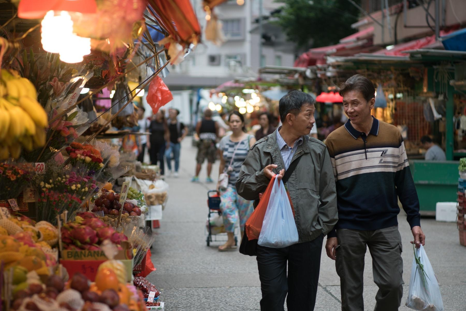 《叔‧叔》透過太保（右）與袁富華（左）扮演的主角，讓相逢恨晚的兩位同志，呈現在社會期望與個人情欲之間掙扎的兩難。（采昌國際提供）