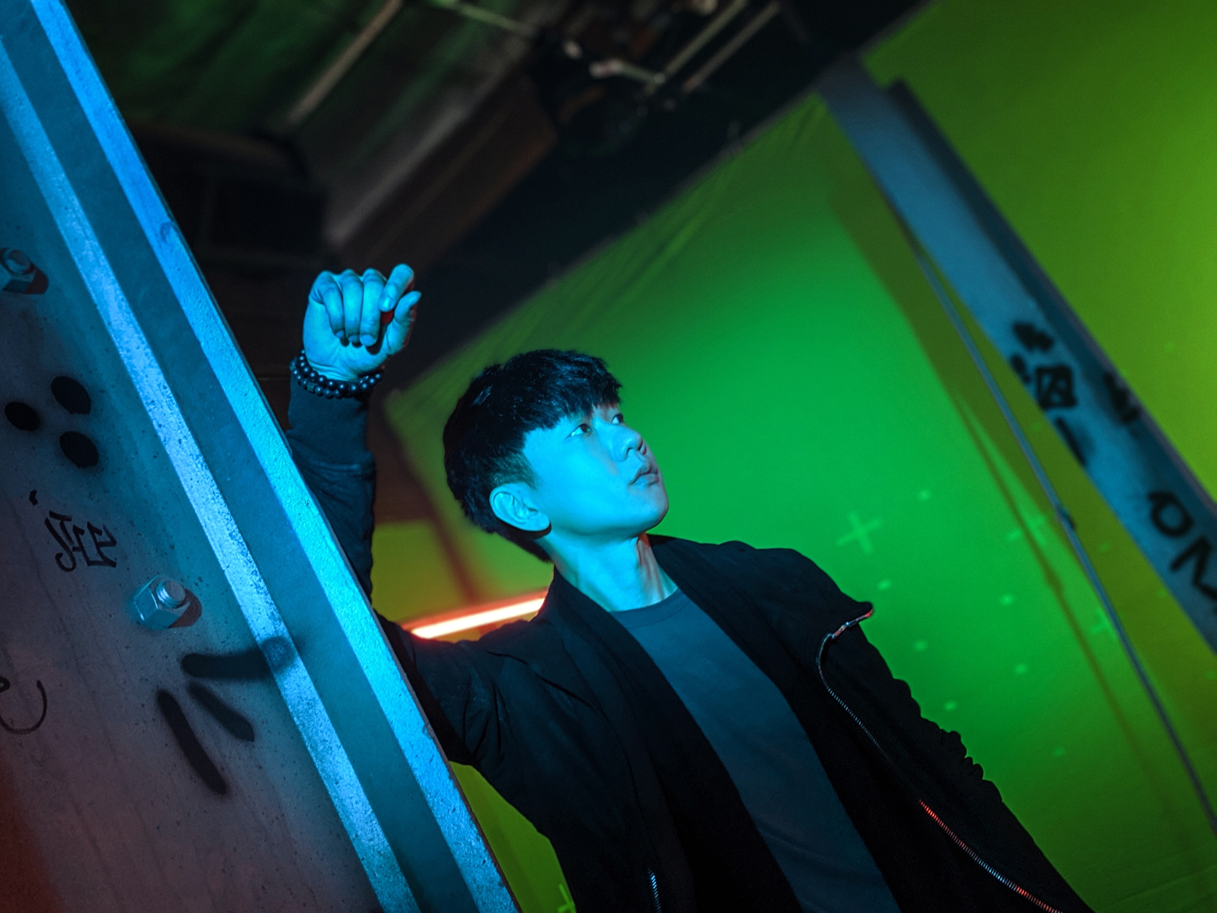 JJ林俊傑新歌〈Wonderland〉MV，大玩特效談未來戀愛。