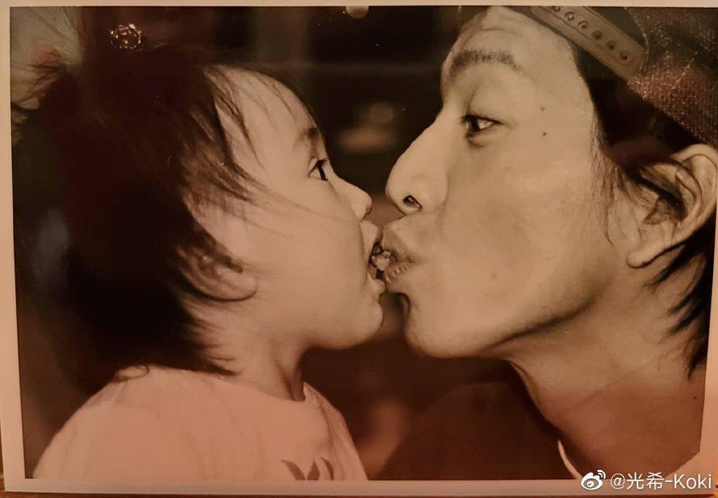 木村光希以小時候與爸爸木村拓哉的合照祝福他生日快樂。（翻攝自木村光希微博）
