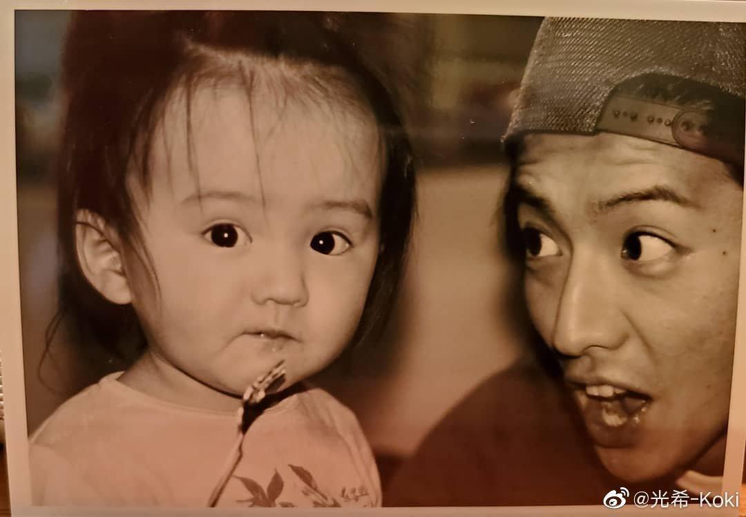 木村拓哉疼愛女兒光希的模樣，令許多粉絲感到羨慕。（翻攝自木村光希微博）