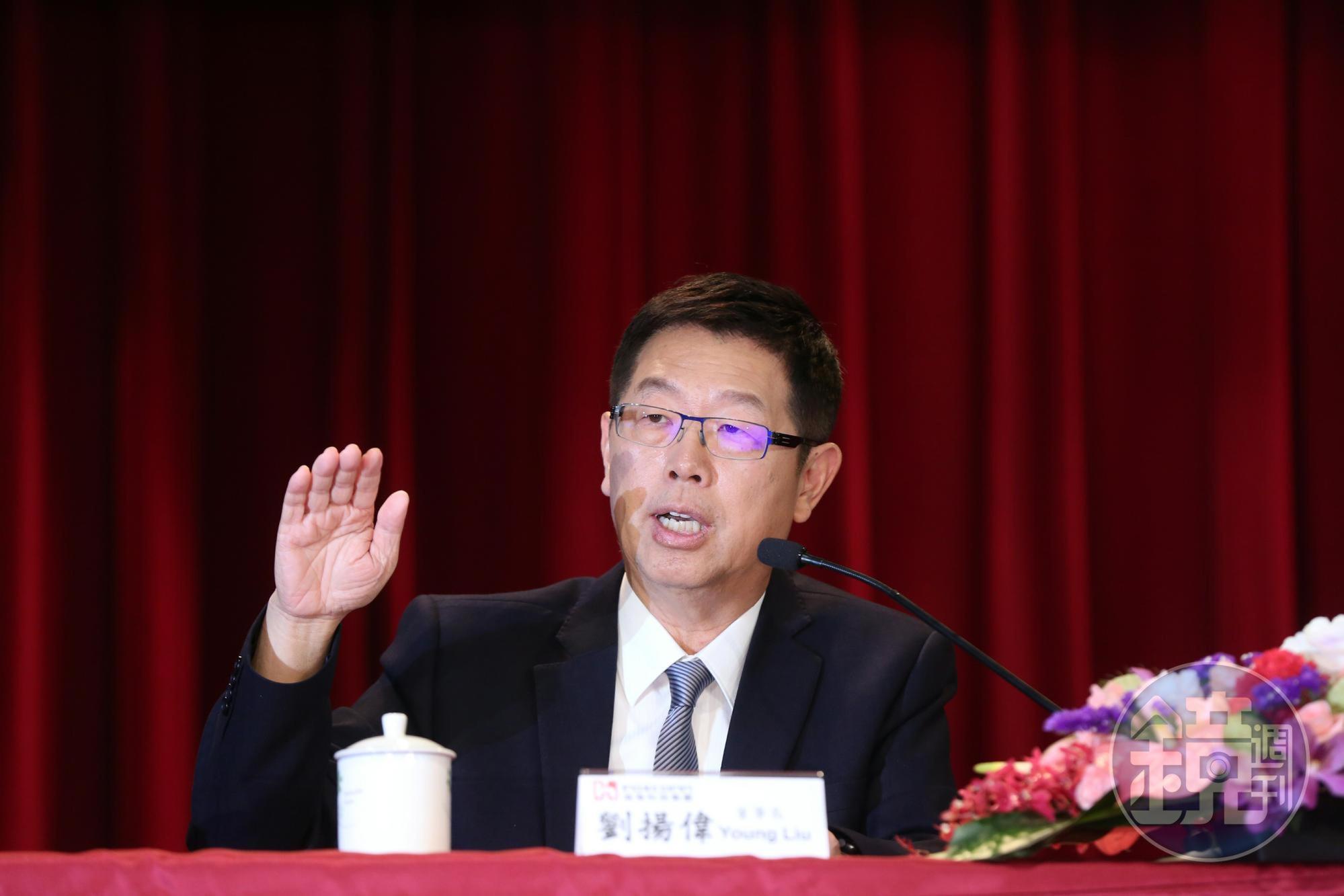 接任鴻海董事長近5個月後，劉揚偉首度親自主持法說會。