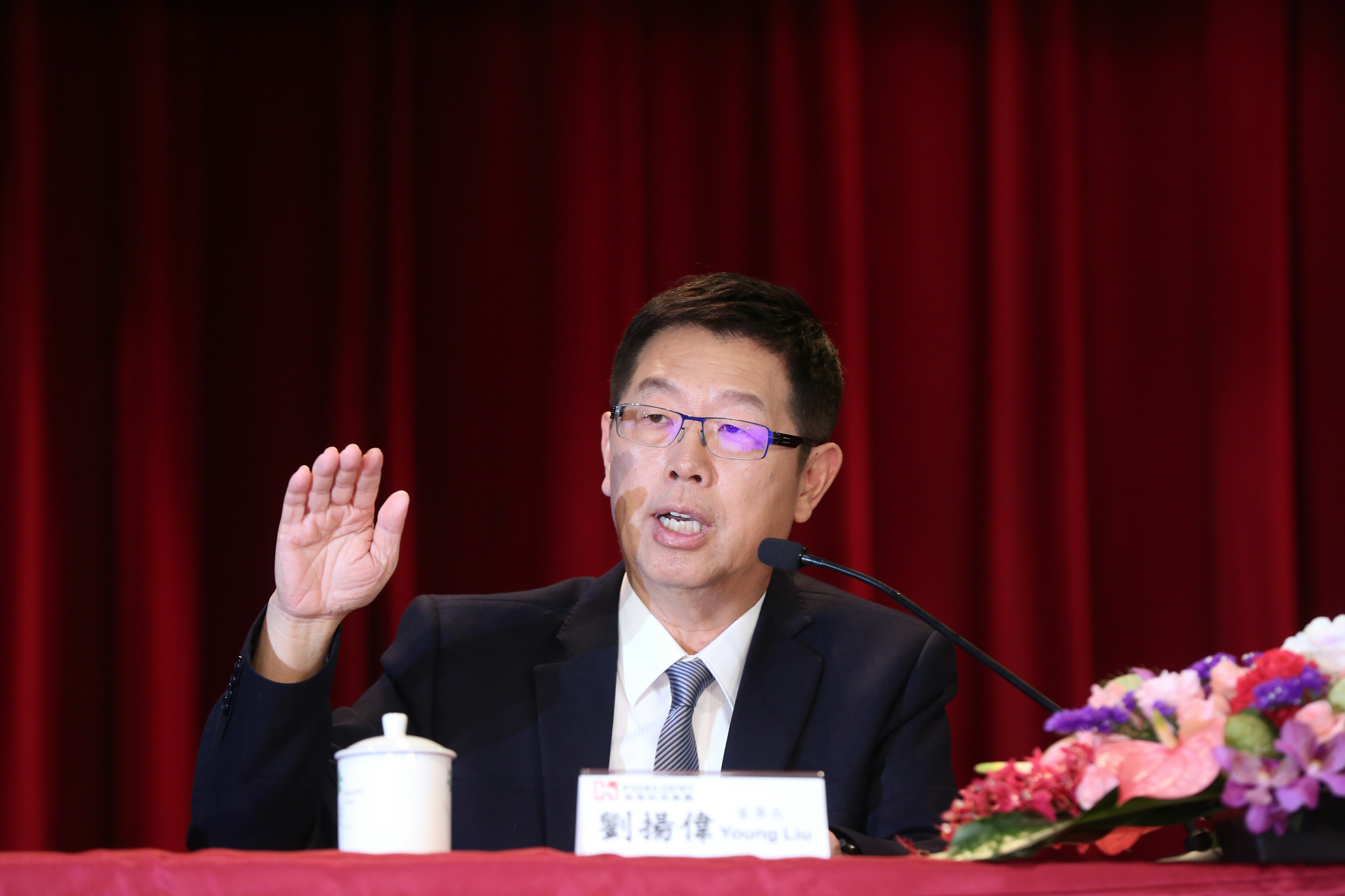 接任鴻海董事長近5個月後，劉揚偉首度親自主持法說會。