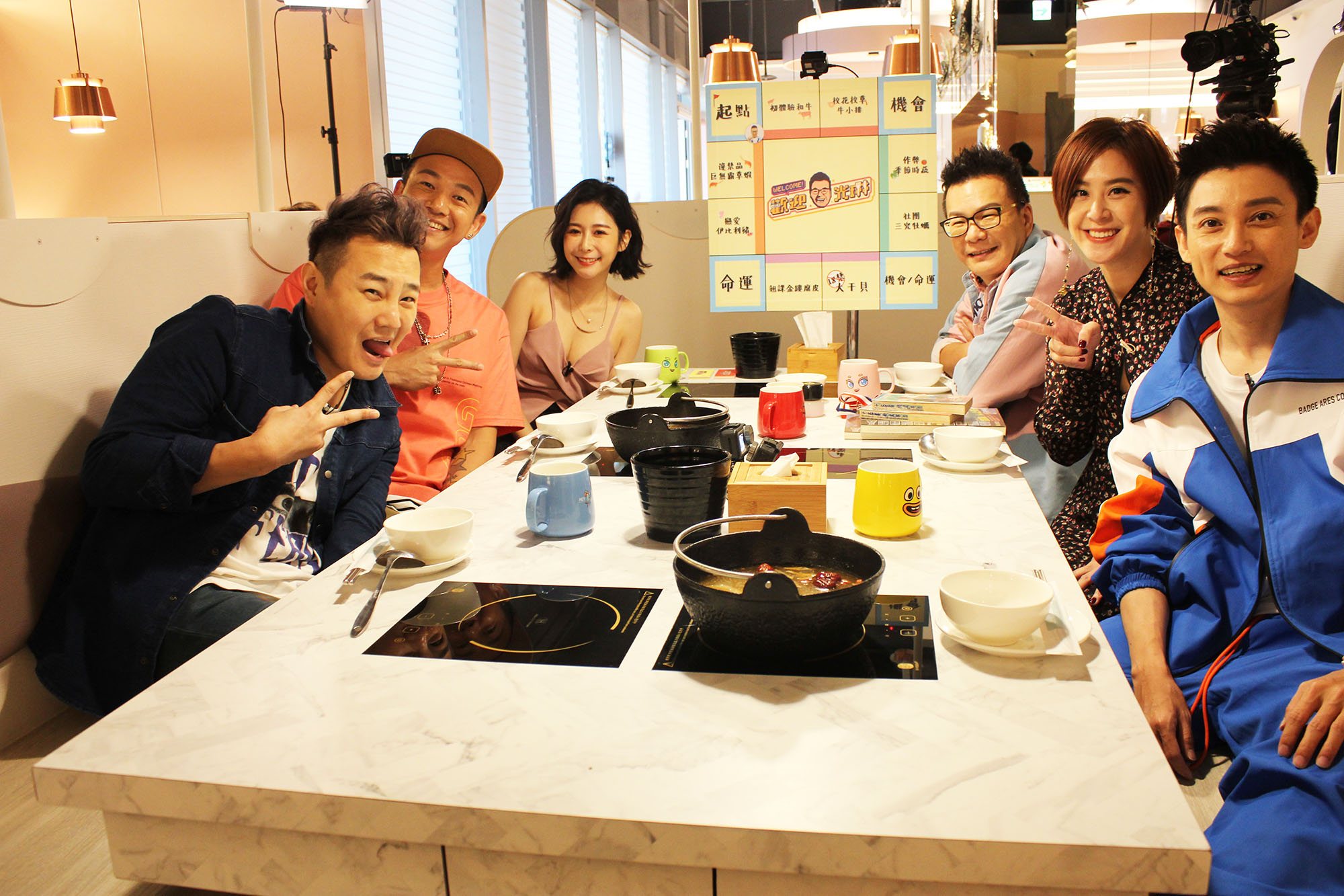 黃小柔、Albee、阿Ben、Eason、綠茶齊聚一堂吃飯聊天，暢聊關於自己高中最瘋狂的年少往事。（緯來提供）