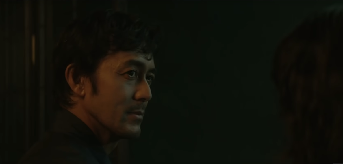 阿部寬在片場很ㄍㄧㄥ,但看日本隊世界盃比賽時超嗨。(翻攝自預告)