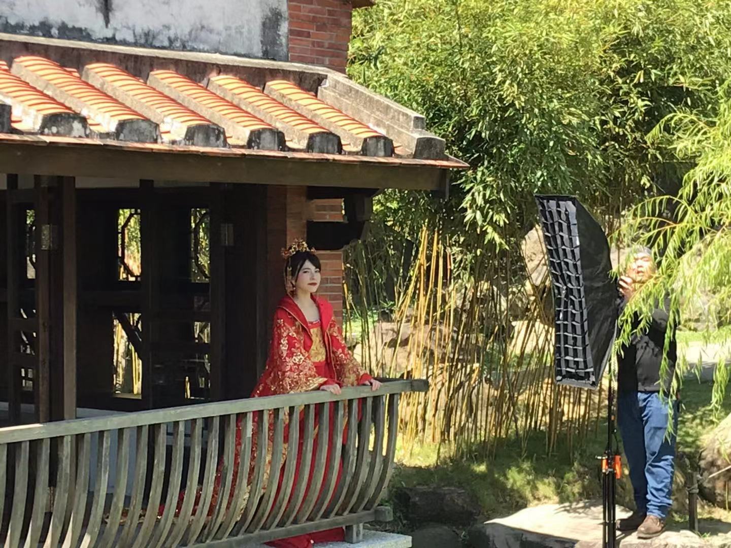當天天氣接近30度，上原亞衣穿的古裝還加上厚重的外褂，但臉上始終保持笑容在拍攝，看起來很敬業。（讀者提供）