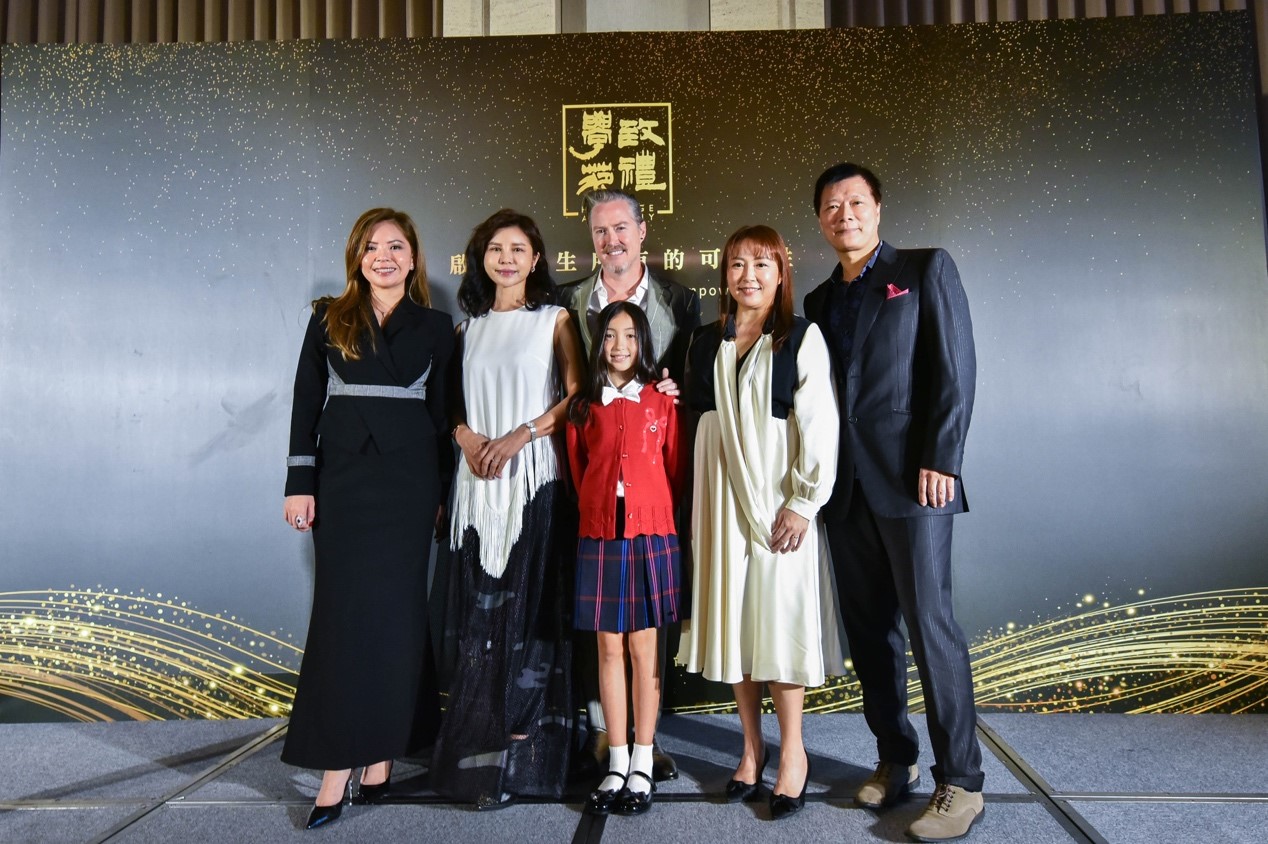 國際教育機構「致禮學苑」舉辦開幕記者會，全球顧問李思潔Juana（左1）、創辦人黃千芬Bella（左2）、李逸詩Jessie（右2）及作家蔡詩萍（右1）、藝人夏克立父女（中）應邀出席。（主辦單位提供）