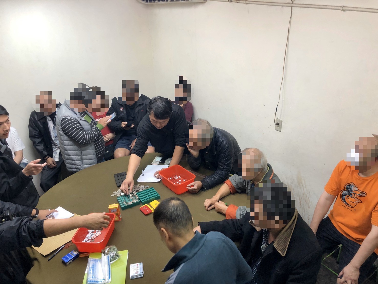 警方持搜索票一舉破獲石牌地區的民宅賭場。