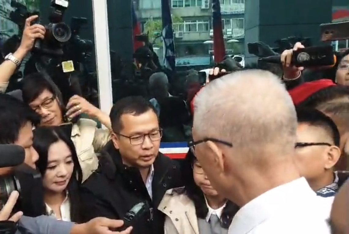 國民黨主席吳敦義今(14日)上午到黨中央,試圖勸退守夜靜坐的羅智強與游淑慧等人。(翻攝自羅智強臉書)