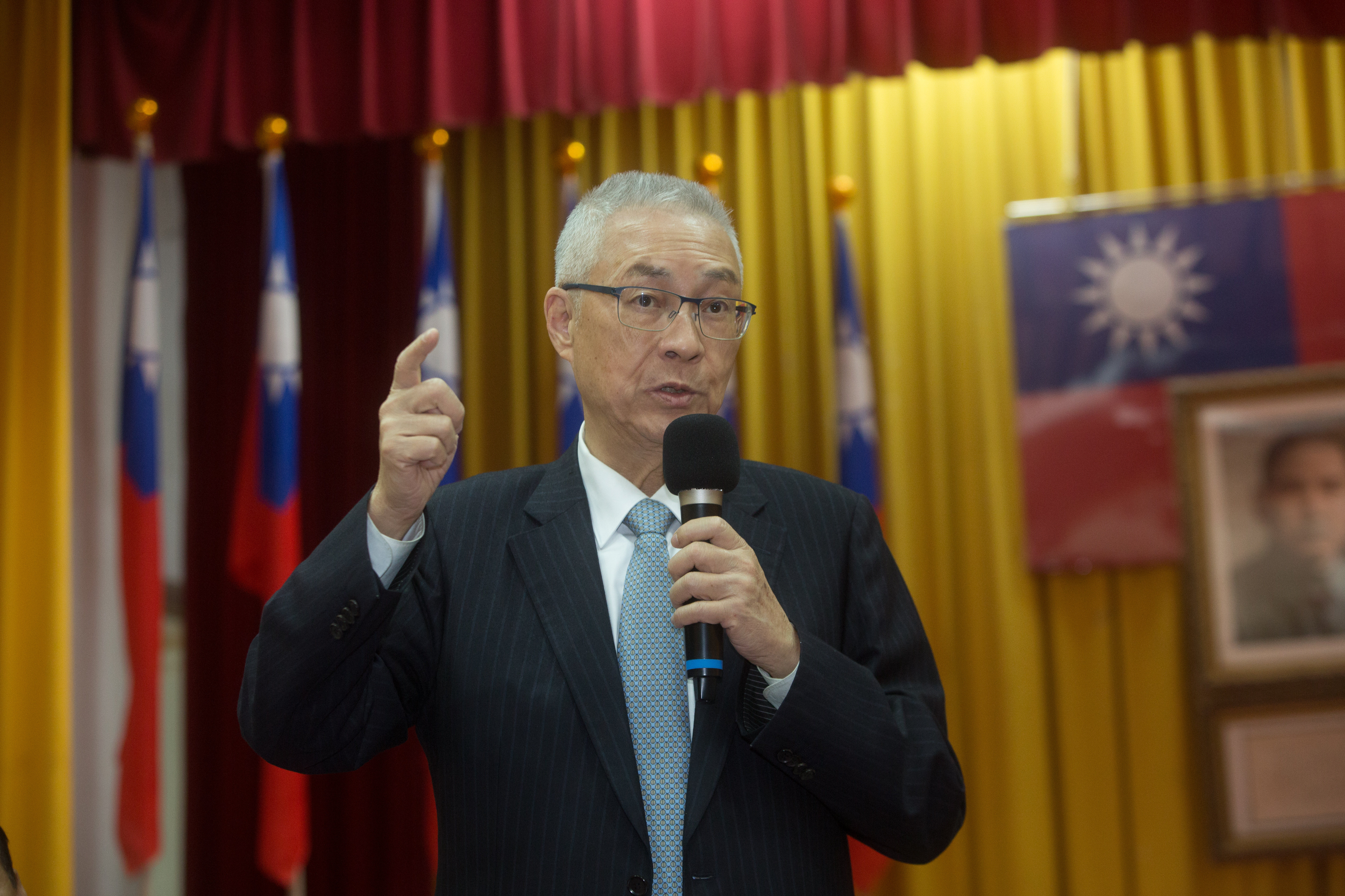 國民黨昨日對外宣布不分區立委名單，前15名「安全名單」包含警大前教授葉毓蘭、退將吳斯懷、前立委邱毅、國民黨主席吳敦義（圖）等。（本刊資料照）