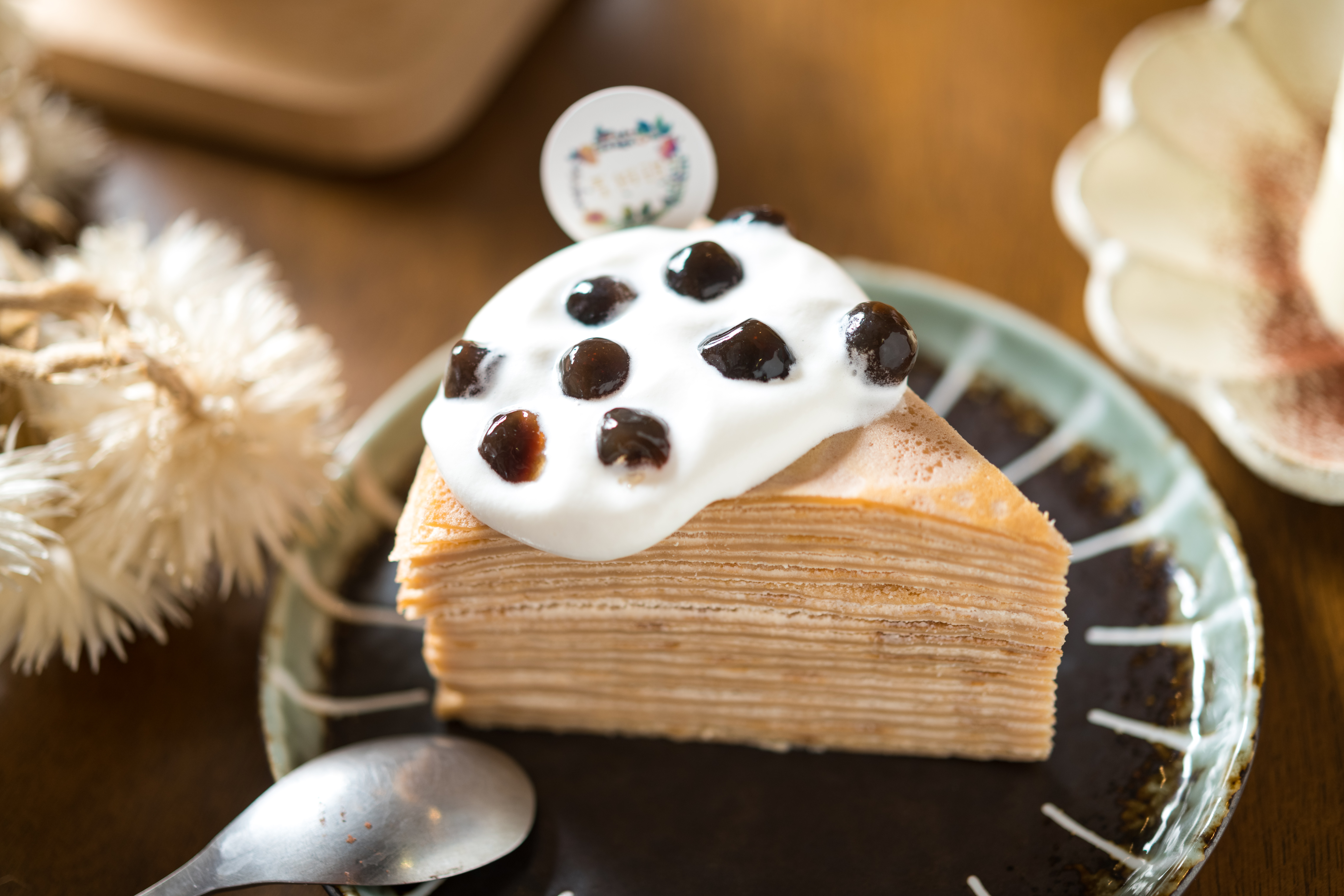 「泰式奶茶千層」以泰式奶茶為底，搭配粉圓，做工細緻、入口綿密，相當美味。（150元／份）