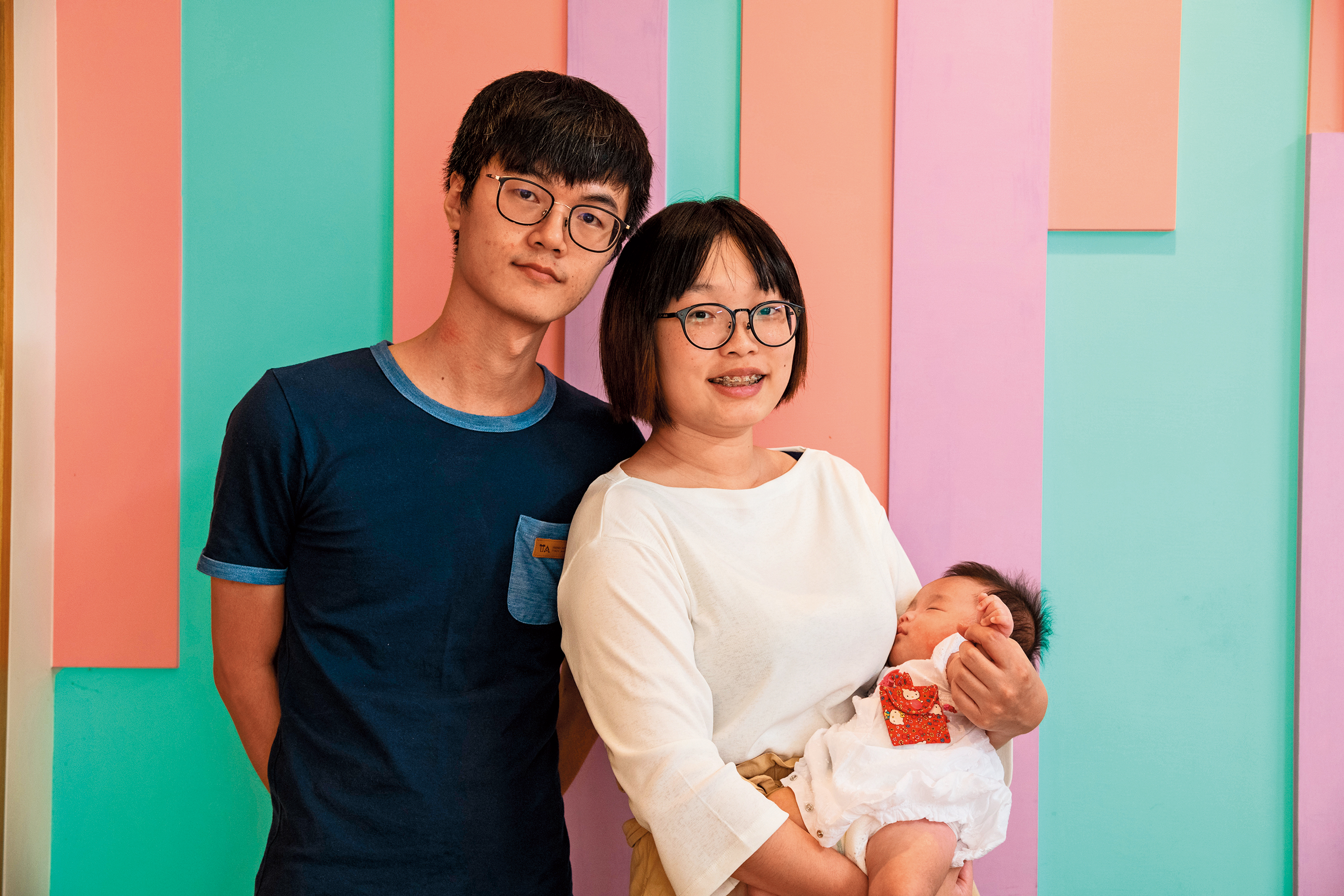 呂若維（左）回鄉開店，因而認識老婆劉怡君（右），年輕夫妻最近喜獲麟兒。
