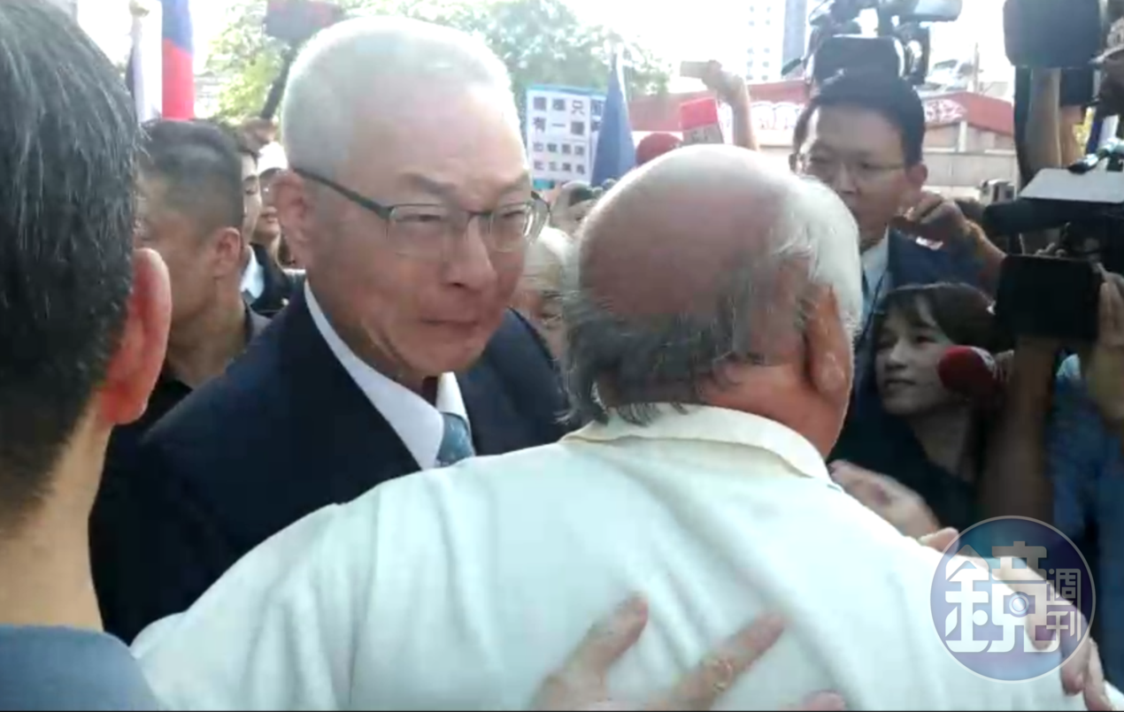 國民黨不分區立委名單極具爭議,連黨內同志都砲聲連連,主席吳敦義偶遇支持者自覺委屈落淚。(讀者提供)