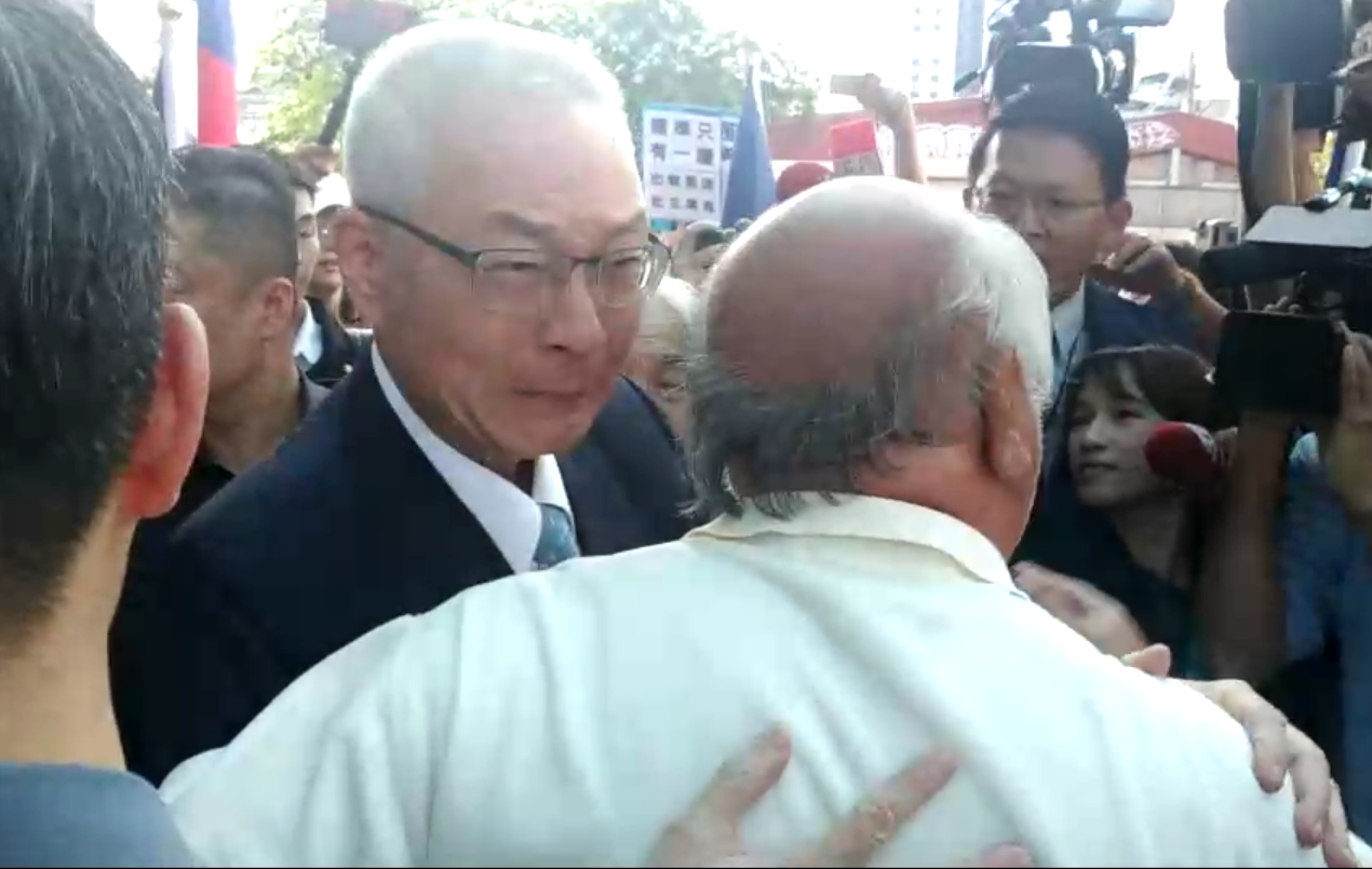 國民黨不分區立委名單極具爭議，連黨內同志都砲聲連連，主席吳敦義偶遇支持者自覺委屈落淚。（讀者提供）