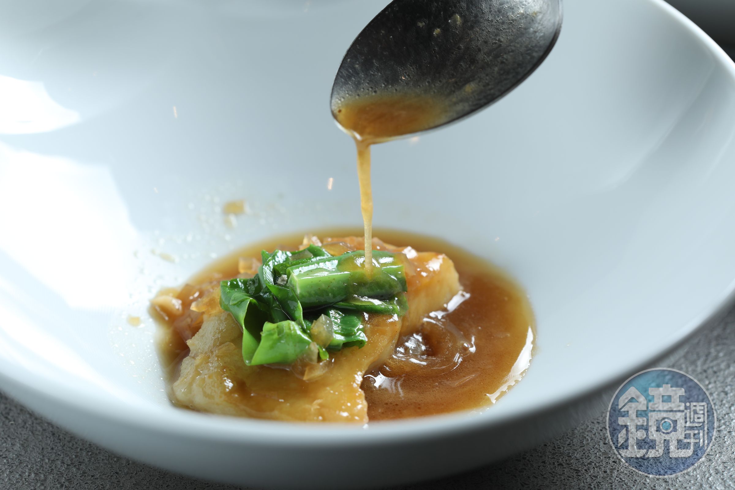 「深海圓鱈佐淬釀壺底油」有熟悉的回甘醍醐味。（1,980元起套餐菜色）