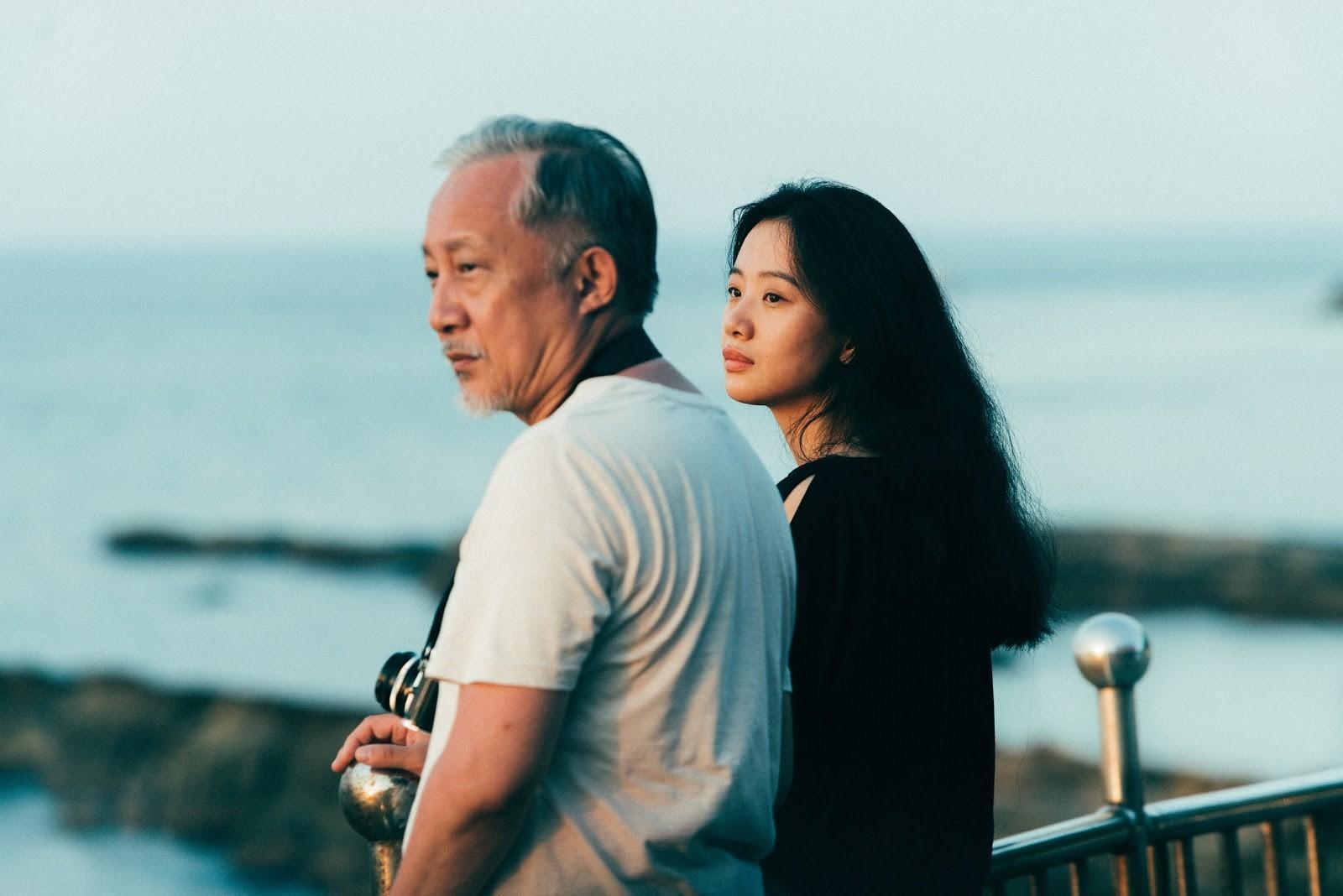 張曉雄（左）與李夢（右）在《那個我最親愛的陌生人》中飾演父女。（張作驥電影工作室提供）